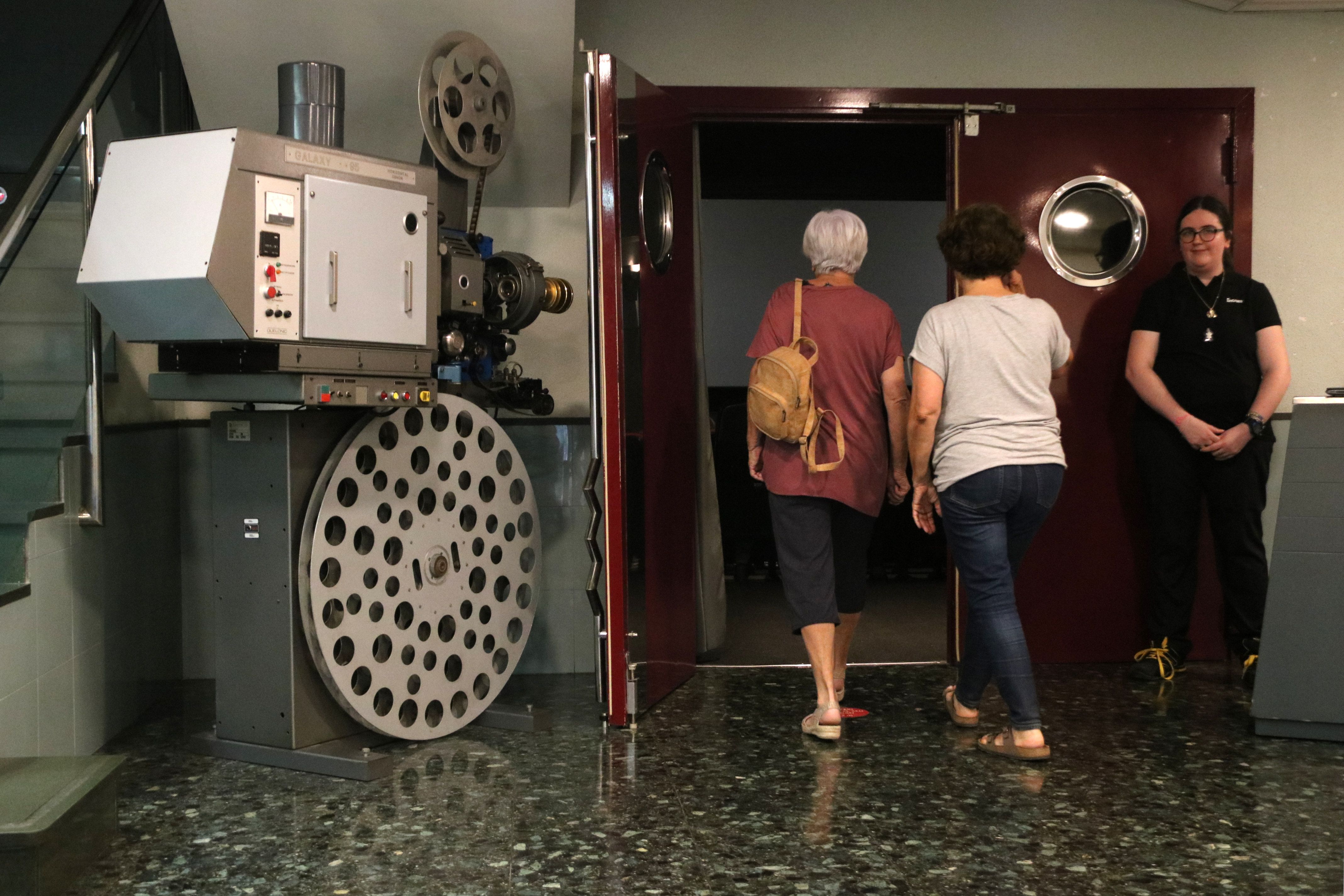 Dues espectadores entren a la sala del Cinema Kubrick de Vilafranca del Penedès | Gemma Sánchez / ACN Dues espectadores entren a la sala del Cinema Kubrick de Vilafranca del Penedès | Gemma Sánchez / ACN