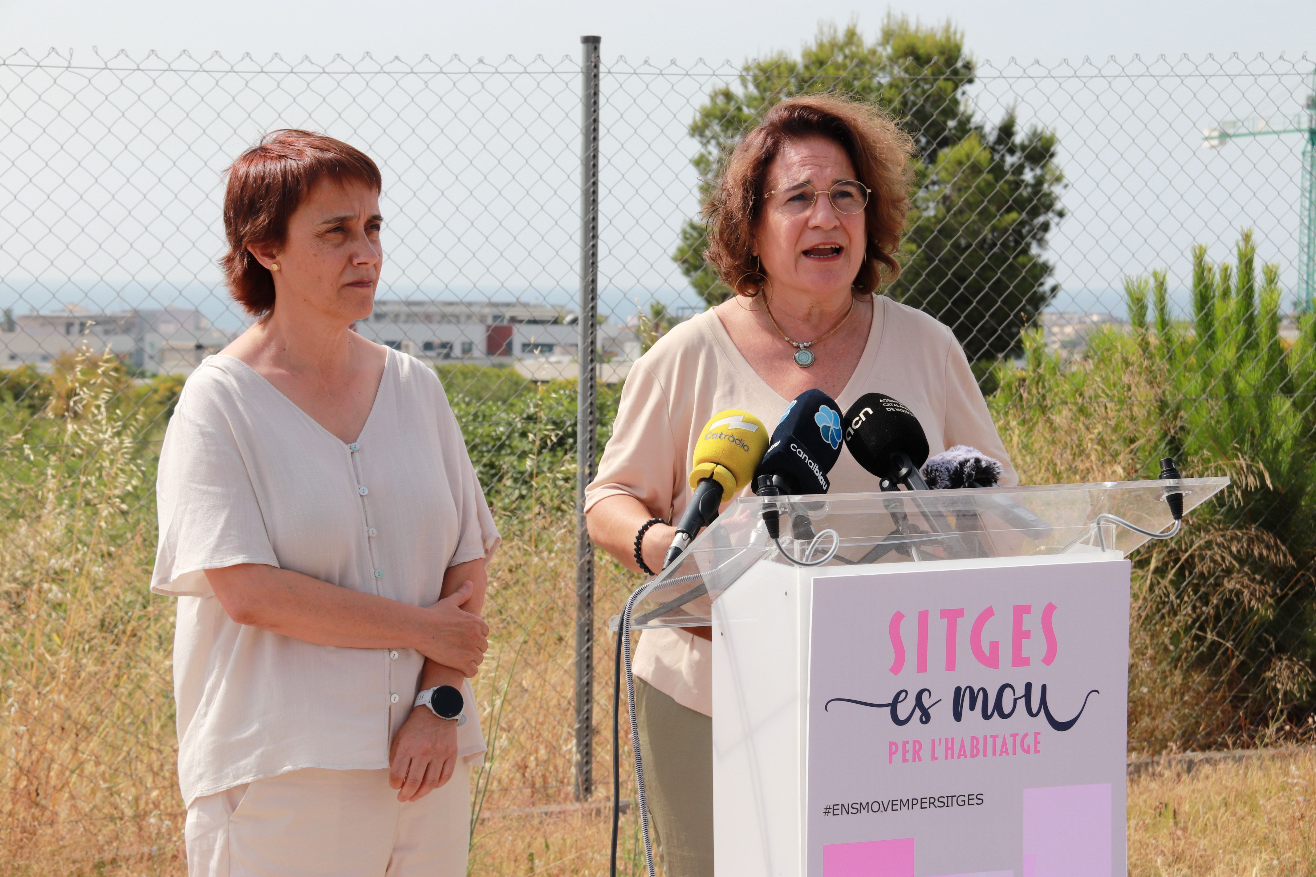 La regidora Carme Gasulla i l'alcaldessa Aurora Carbonell presenten la construcció de 482 HPO | ACN