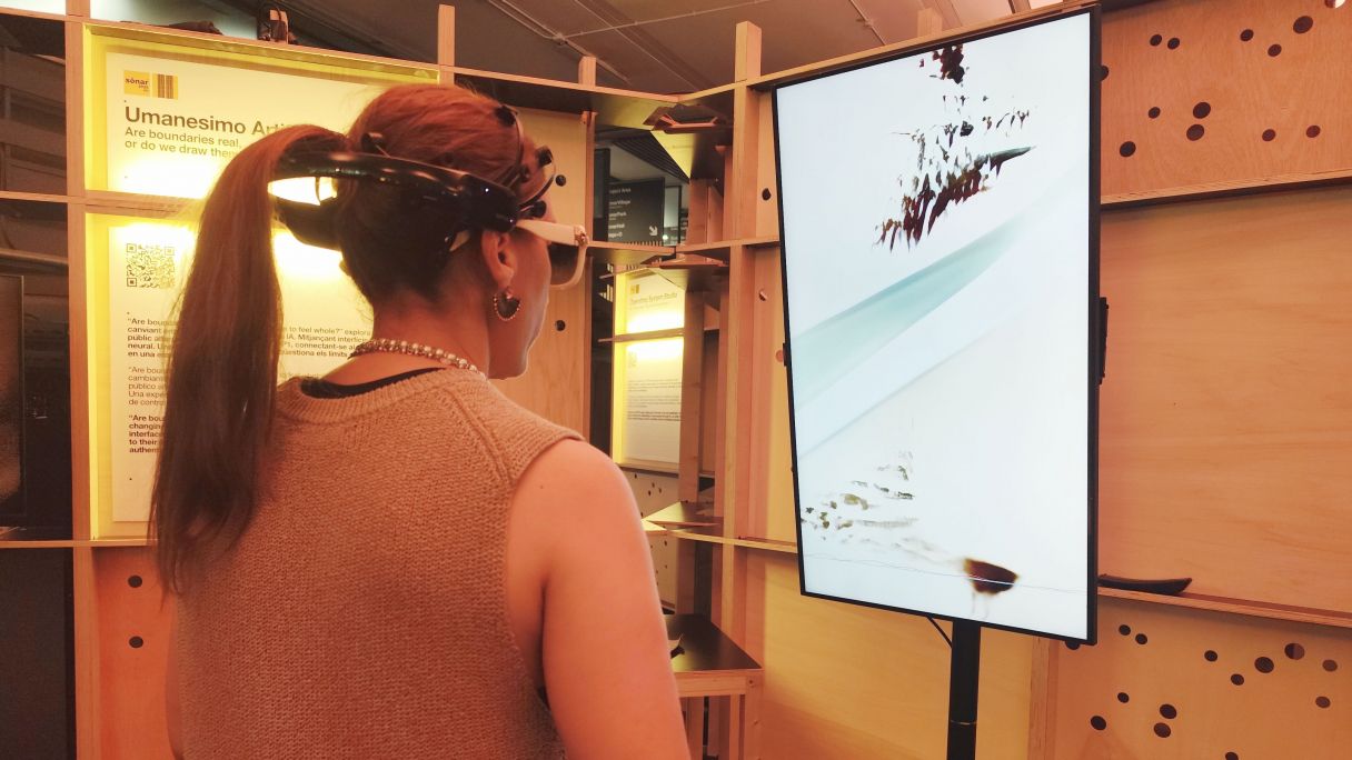 Una assistent al Sónar+D experimenta amb la instal·lació d'Umanesimo Artificiale | MV Una assistent al Sónar+D experimenta amb la instal·lació d'Umanesimo Artificiale | MV