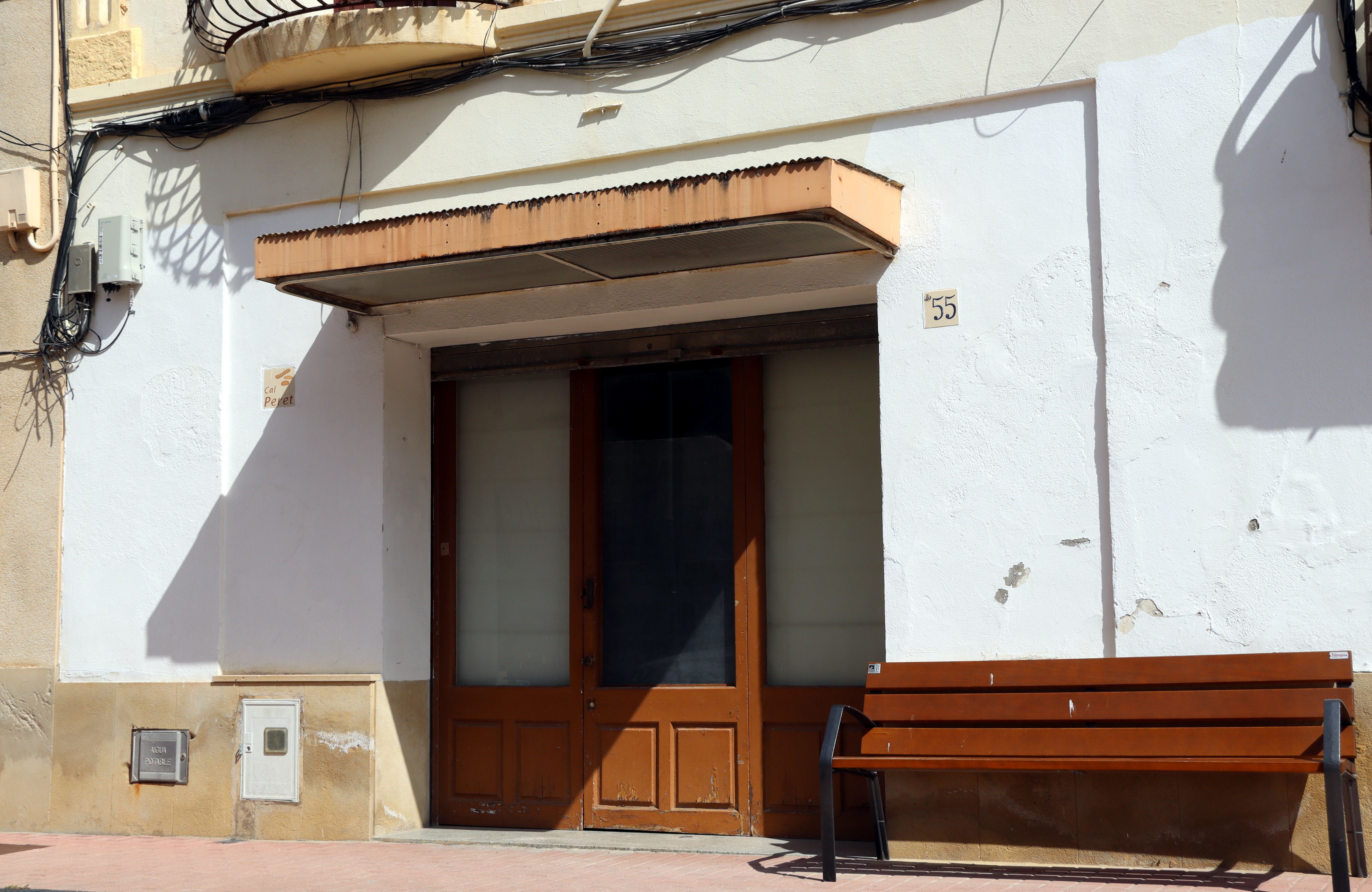 El local de Cal Peret está situado en la calle principal de Castellolí  | ACN: Mar Martí