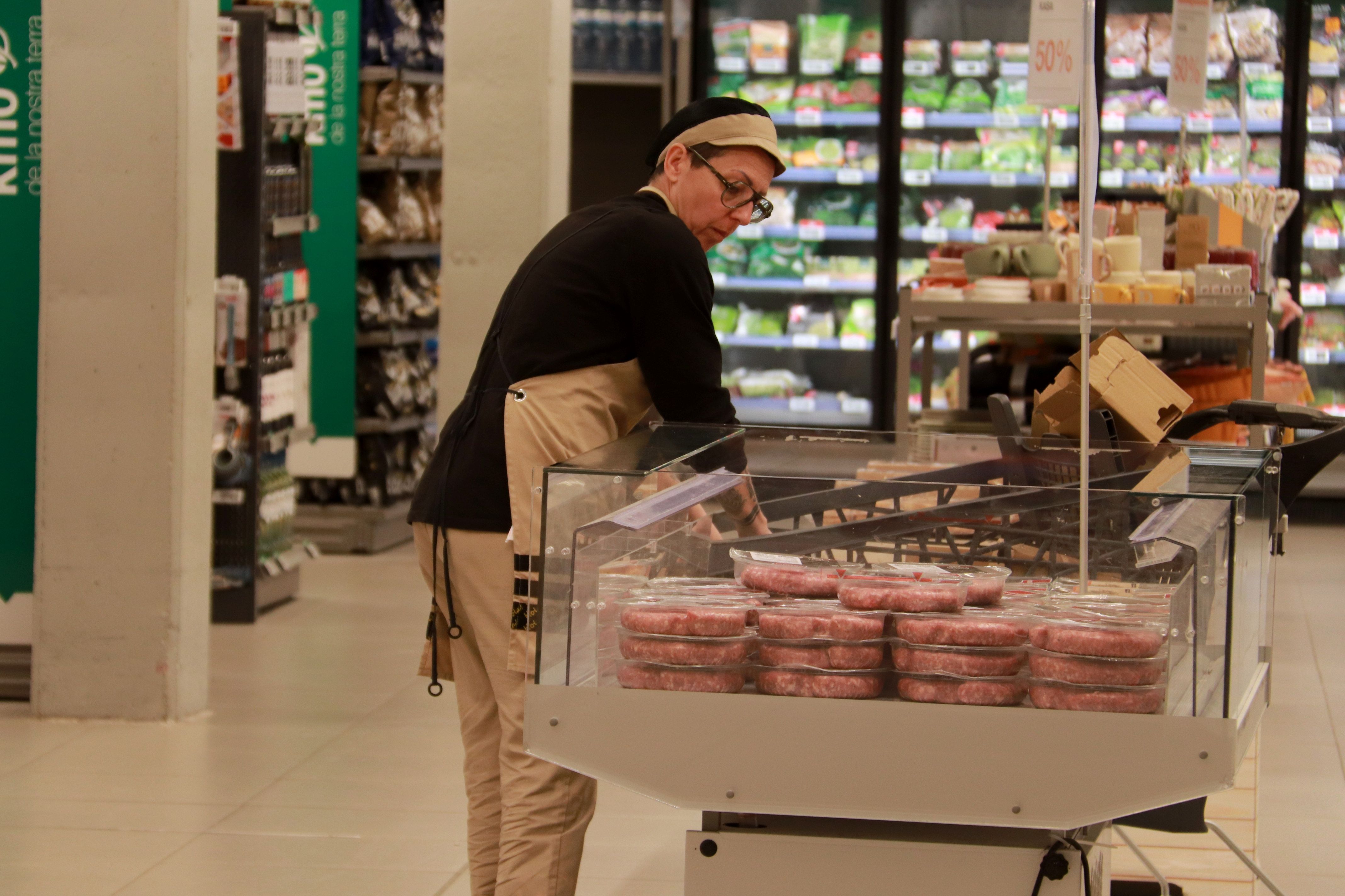Una treballadora d'un supermercat | ACN Una treballadora d'un supermercat | ACN
