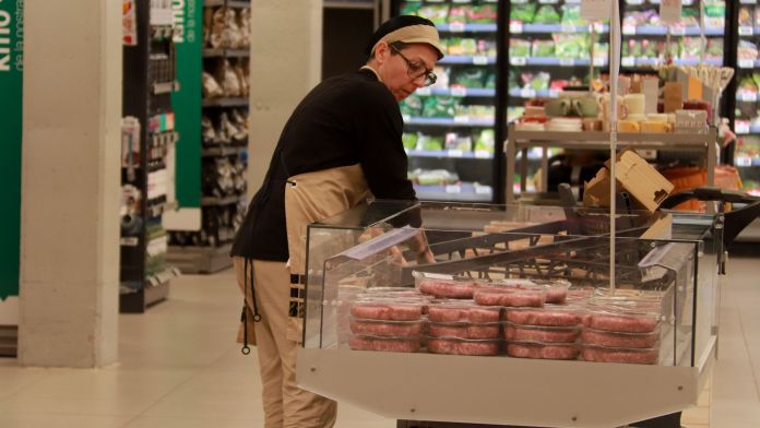 Una treballadora d'un supermercat | ACN
