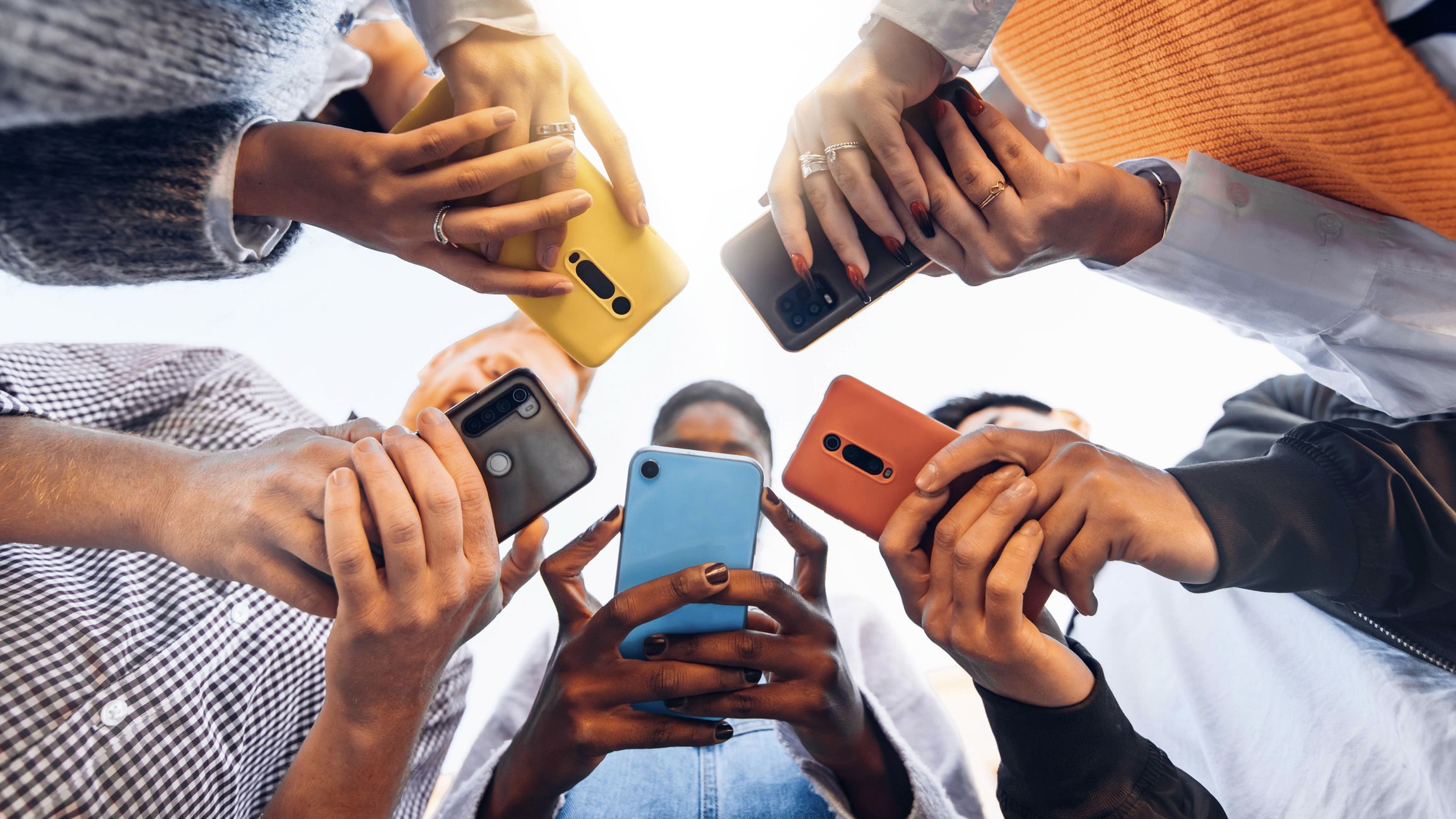 Un grup de persones es comunica per telèfon mòbil | iStock Un grup de persones es comunica per telèfon mòbil | iStock