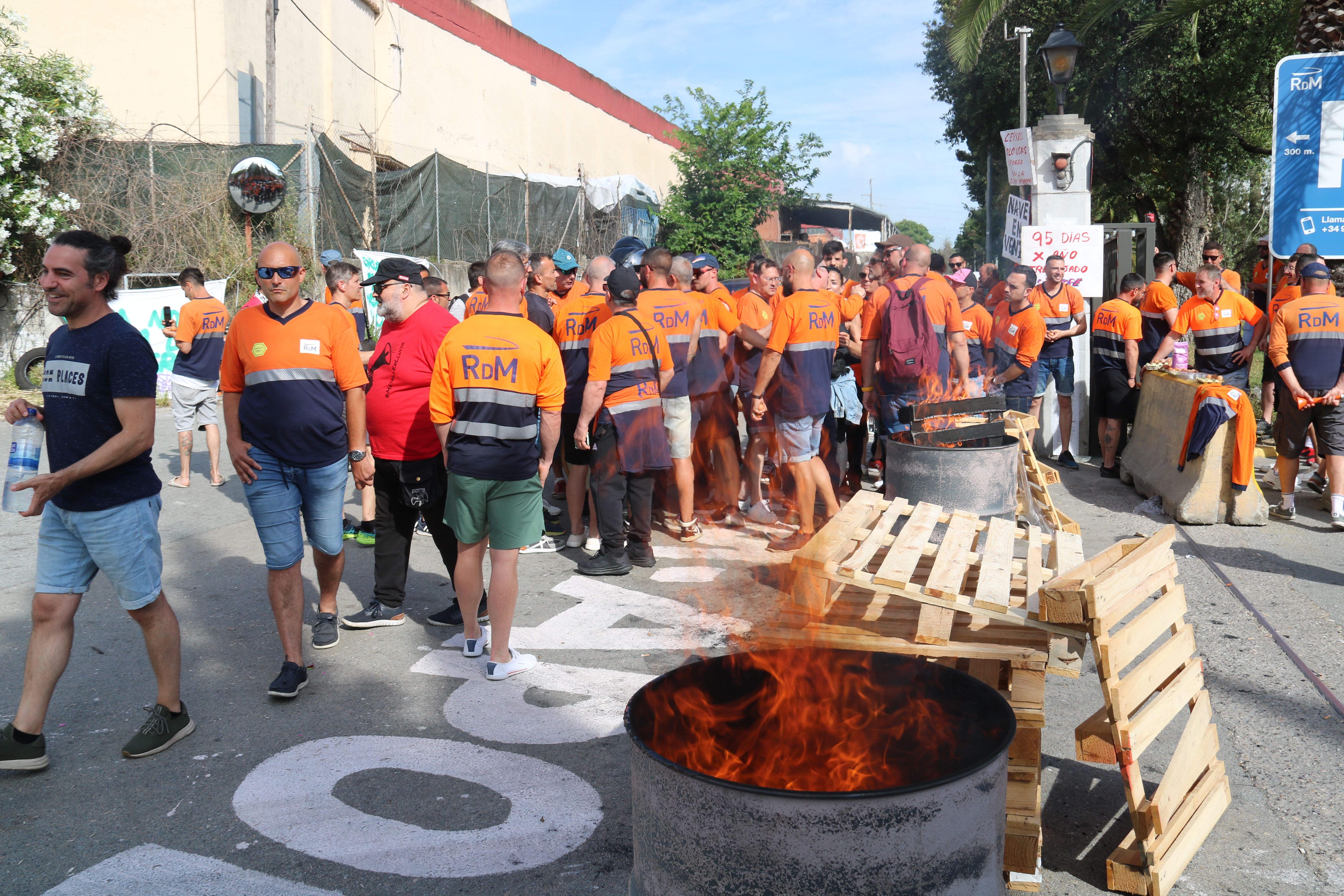Barricada que han fet els treballadors de RDM a l’accés a la fàbrica | Àlex Recolons / ACN Barricada que han fet els treballadors de RDM a l’accés a la fàbrica | Àlex Recolons / ACN