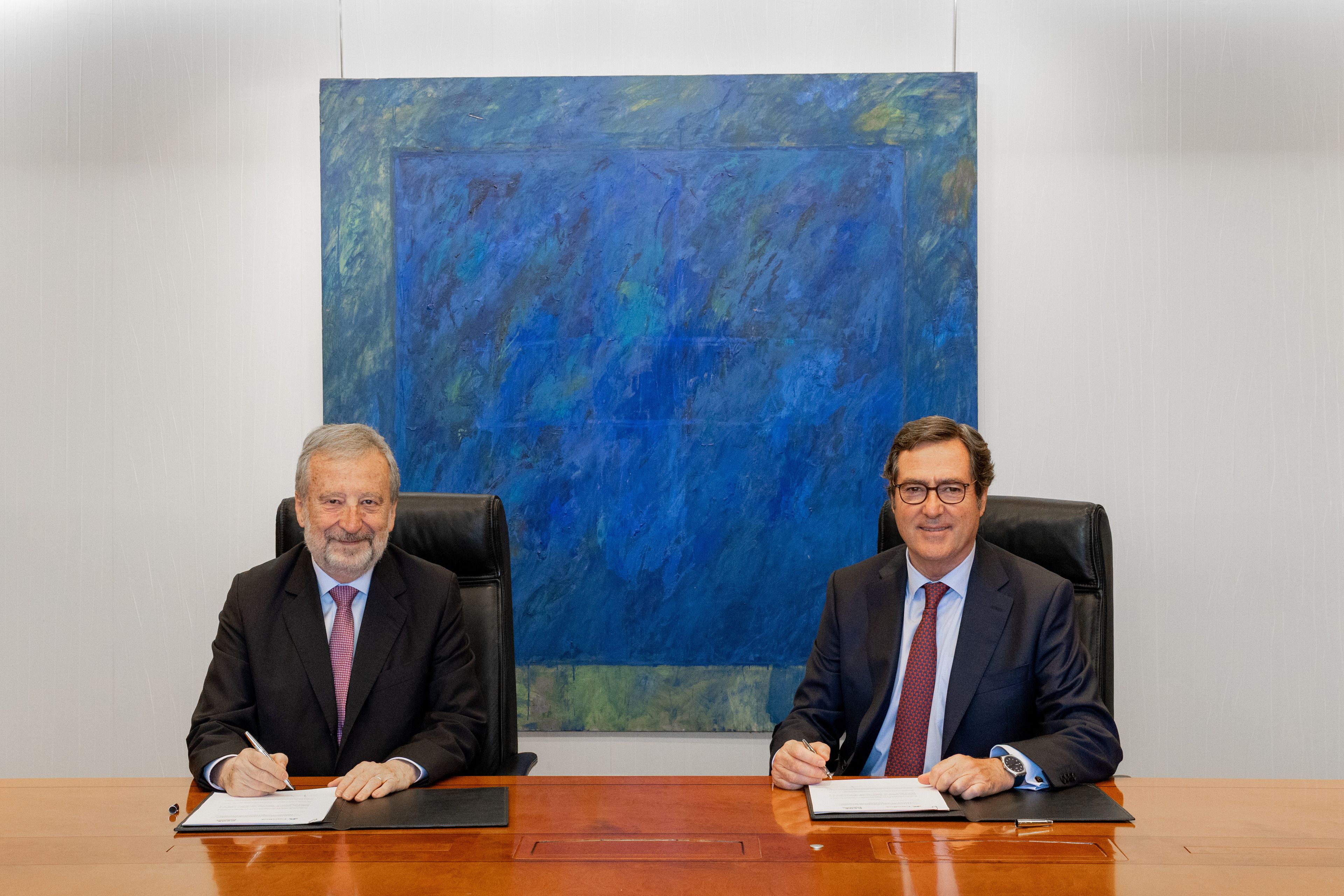 El president de CaixaBank, Tomás Muniesa, i el president de la CEOE, Antonio Garamendi, durant la firma de l'acord | Cedida El president de CaixaBank, Tomás Muniesa, i el president de la CEOE, Antonio Garamendi, durant la firma de l'acord | Cedida