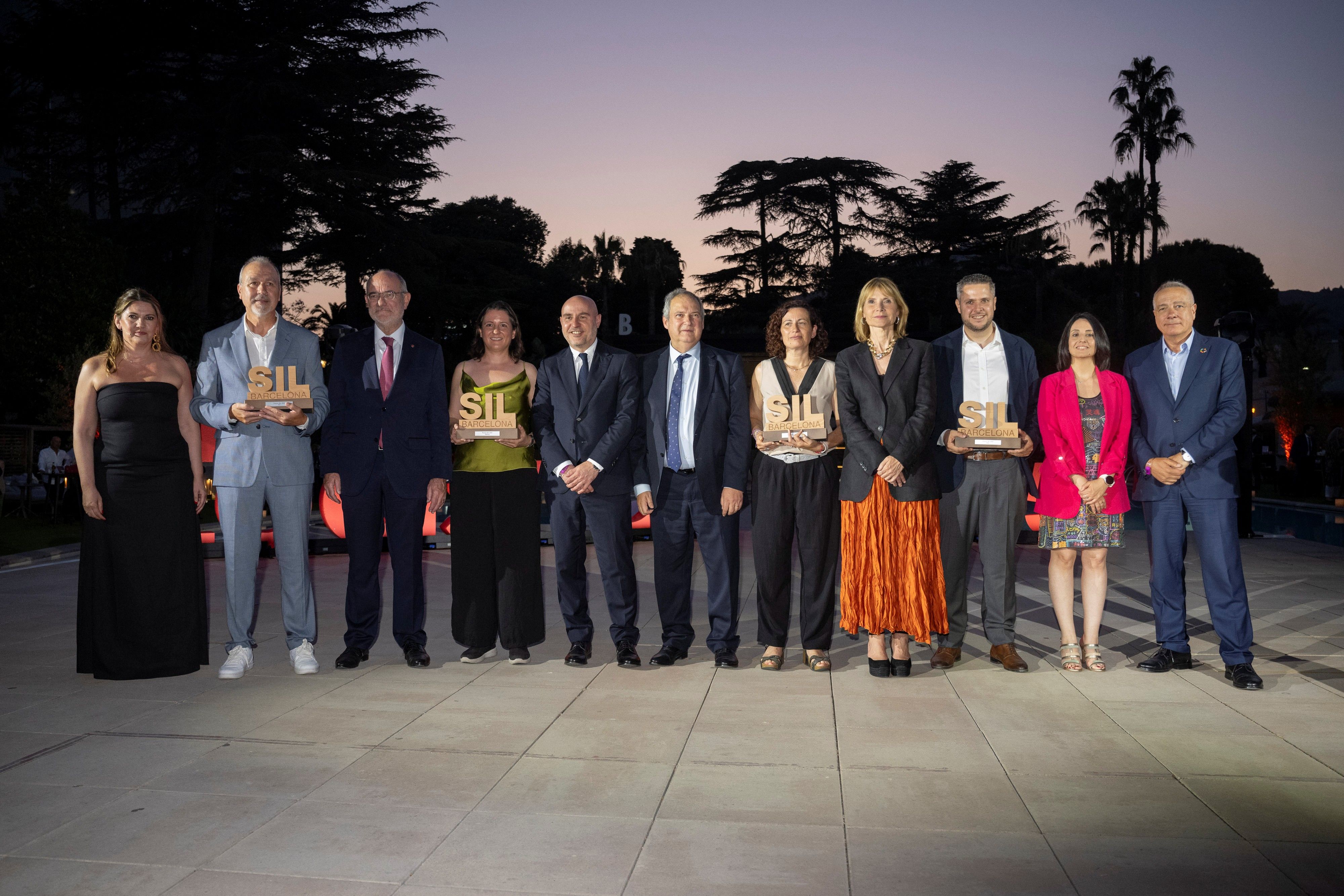 Fotografia dels premiats als Premis SIL 2025 amb representants polítics i la direcció del congrés | Cedida Fotografia dels premiats als Premis SIL 2025 amb representants polítics i la direcció del congrés | Cedida