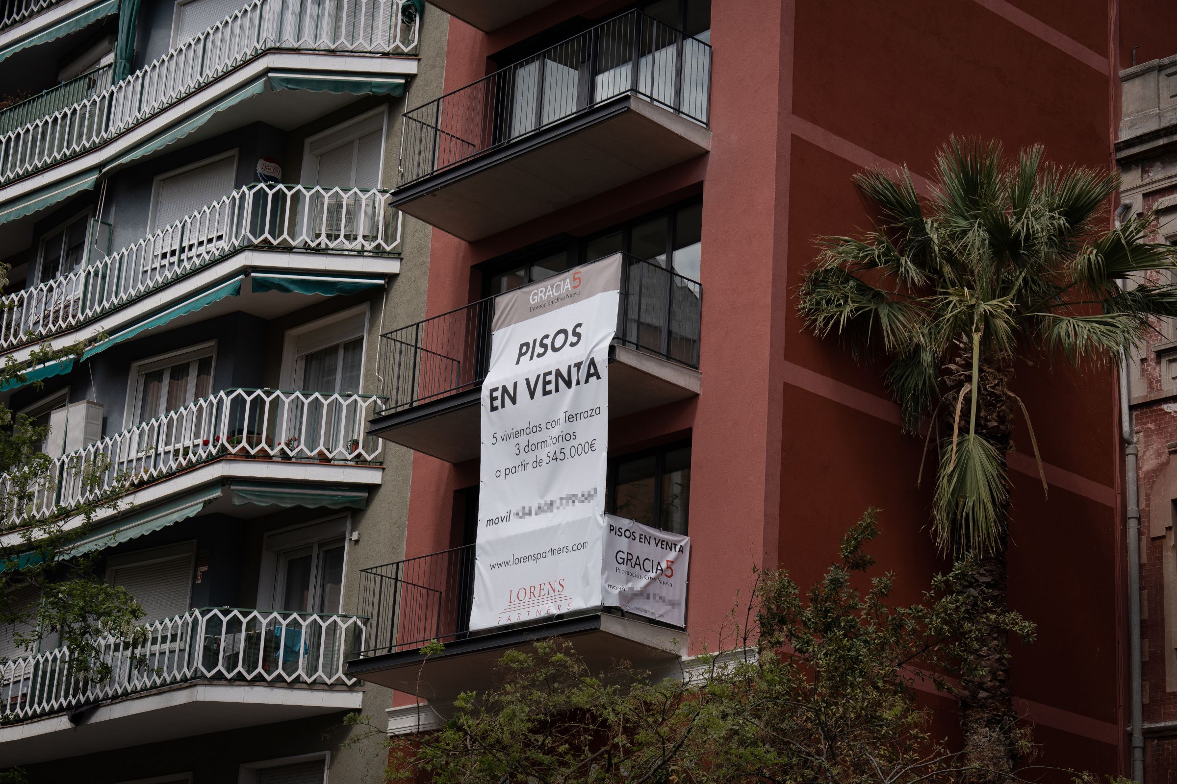 Fachada de un edificio en Barcelona con un cartel que indica que está en venta | David Zorrakino / Europa Press Fachada de un edificio en Barcelona con un cartel que indica que está en venta | David Zorrakino / Europa Press