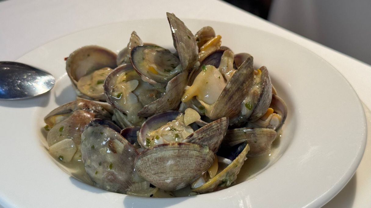 Plato de almejas al txacolí en el restaurante Olaberría de Barcelona Plato de almejas al txacolí en el restaurante Olaberría de Barcelona