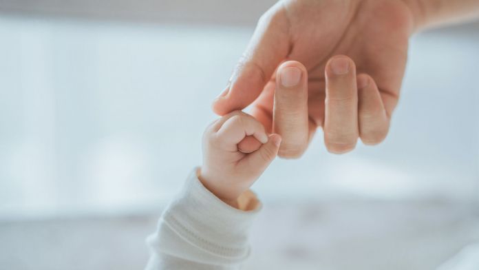 La baixa de paternitat de 16 setmanes al 100% del salari és, de lluny, la més extensa de l'OCDE La baixa de paternitat de 16 setmanes al 100% del salari és, de lluny, la més extensa de l'OCDE