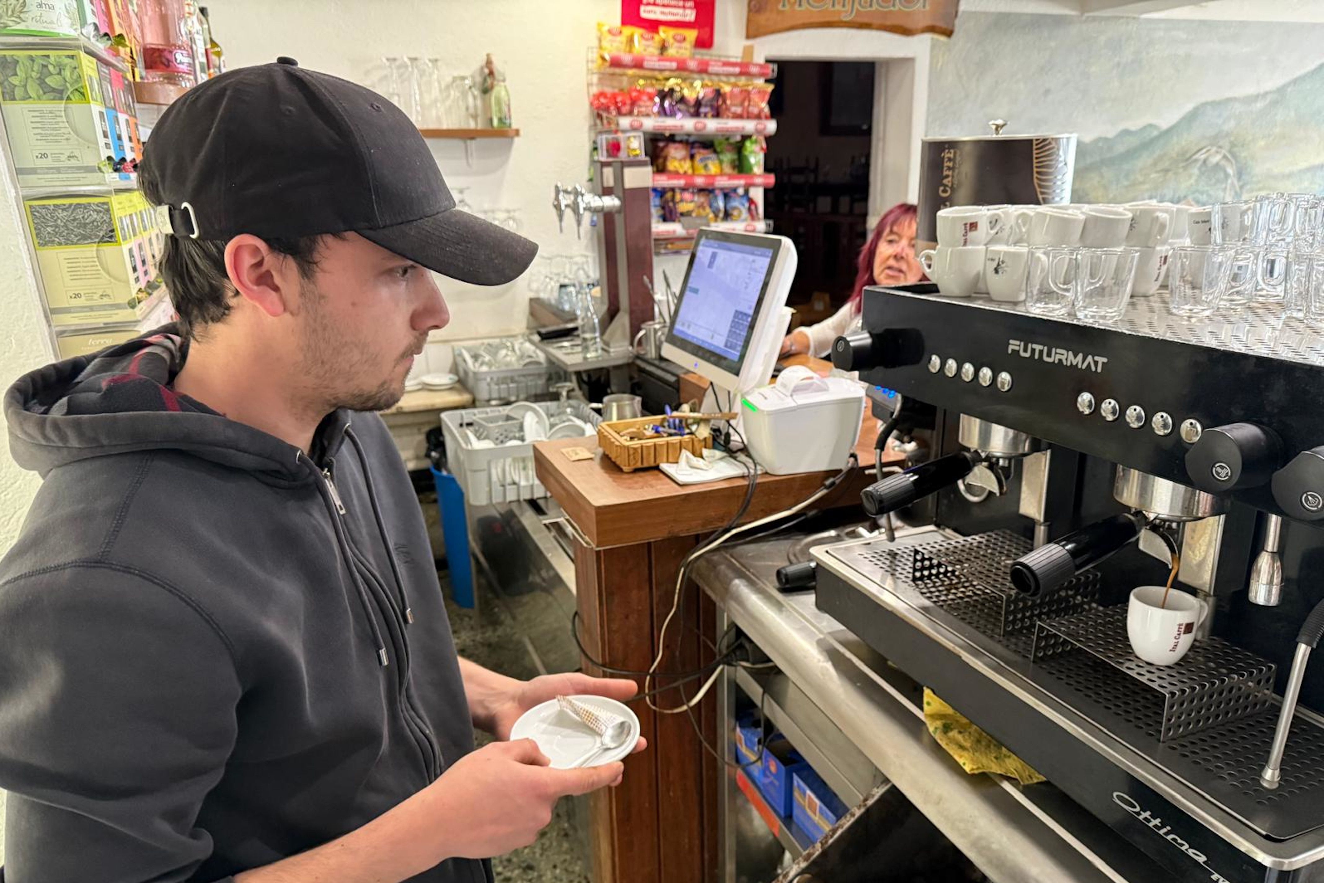 Un cambrer fa un cafè en un bar de Mieres (Garrotxa) | Gerard Vilà / ACN