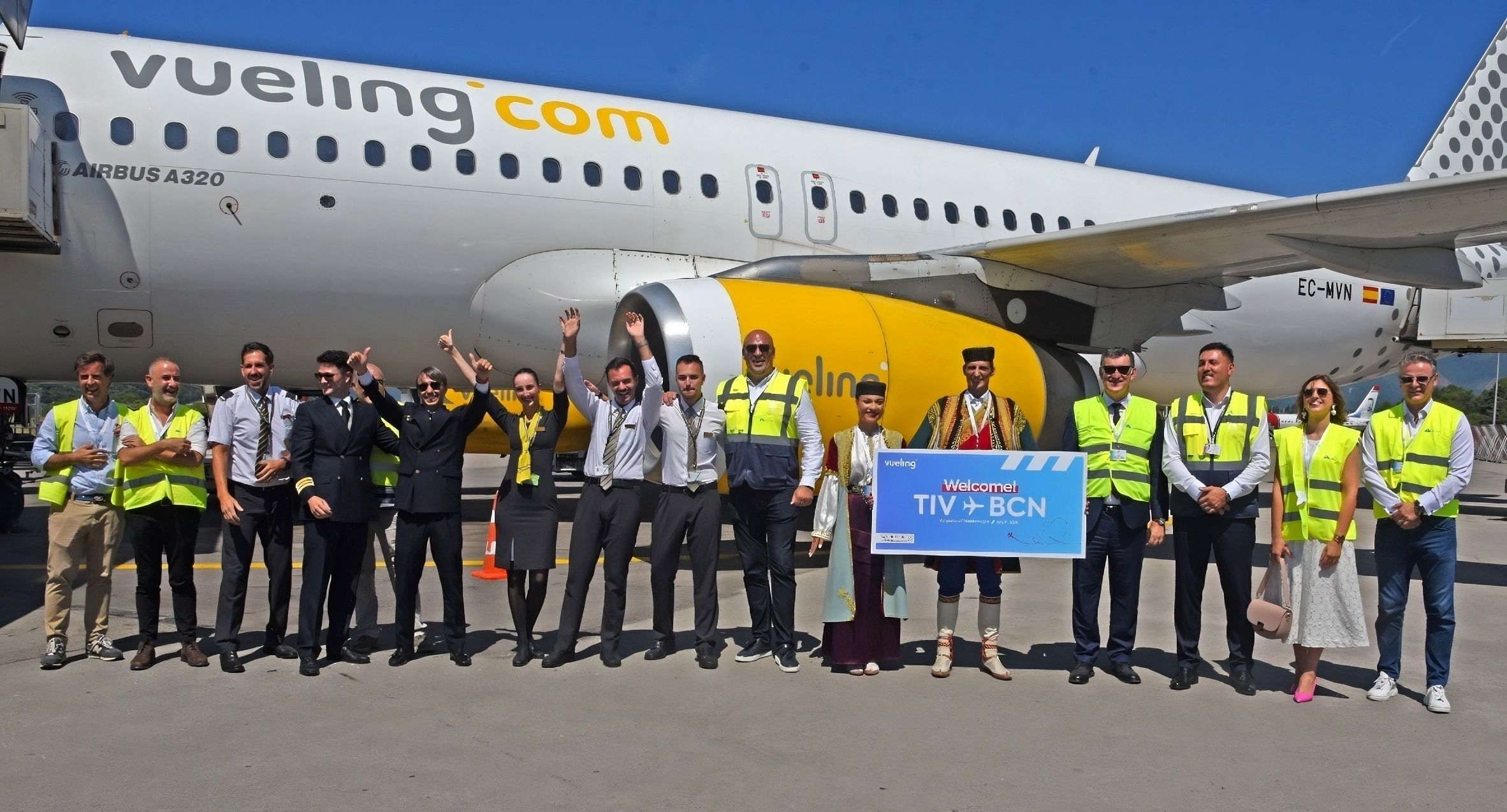 Personal de Vueling a la inauguració de la connexió Barcelona-Tivat | Cedida