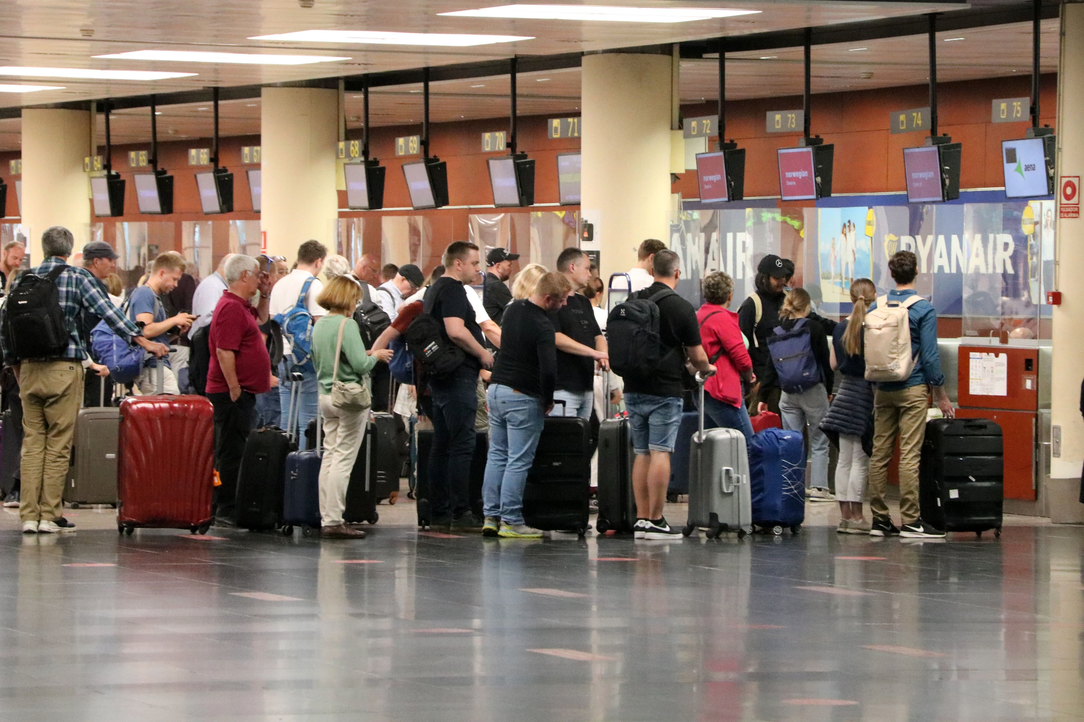 Passatgers de Ryanair fent cua per facturar l'equipatge a la T2 de l'aeroport del Prat | ACN