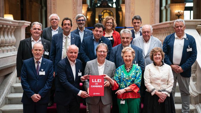 Alguns dels responsables de la Llei de Cambres posen al Parlament de Catalunya | Cedida Alguns dels responsables de la Llei de Cambres posen al Parlament de Catalunya | Cedida