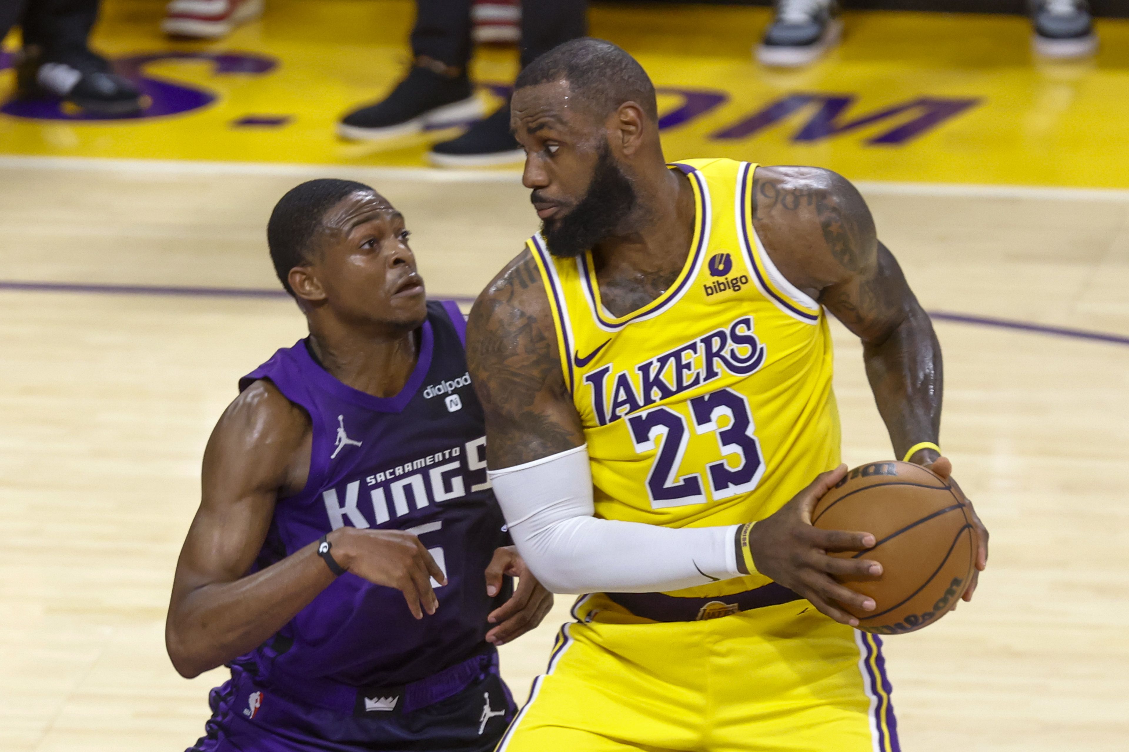 Lebron James i Aaron Fox a un partit dels Lakers contra els Sacramento Kings (2023) | Europa Press