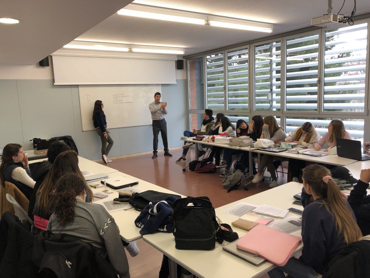 Oriol Barrachina, conseller delegat de Cushman i Wakefield a Espanya, a una xerrada del programa Escola i Empresa a l’Escola Solc Nou de Barcelona | Cedida Oriol Barrachina, conseller delegat de Cushman i Wakefield a Espanya, a una xerrada del programa Escola i Empresa a l’Escola Solc Nou de Barcelona | Cedida