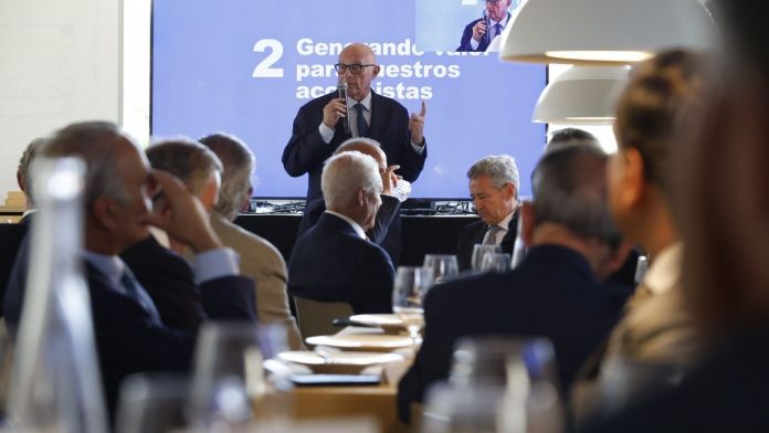 Josep Oliu, durant la reunió amb accionistes del Sabadell en Alacant | Europa Press Josep Oliu, durant la reunió amb accionistes del Sabadell en Alacant | Europa Press
