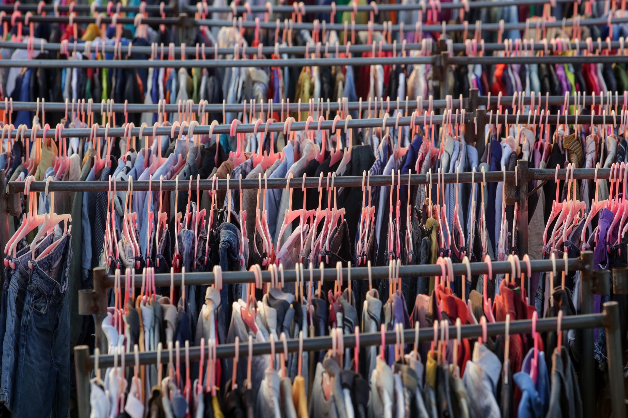 El sector de la moda s'ha sumat iniciatives d'economia circular tornant a posar al mercat peces de roba per ampliar la seva vida útil | iStock