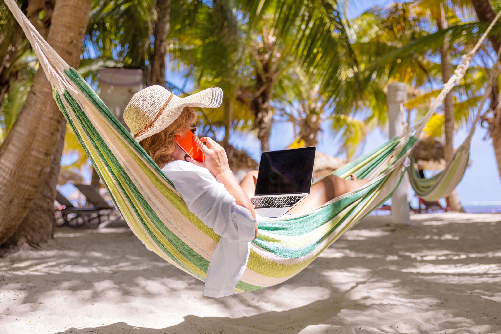 Una dona teletreballant durant les seves vacances | iStock 