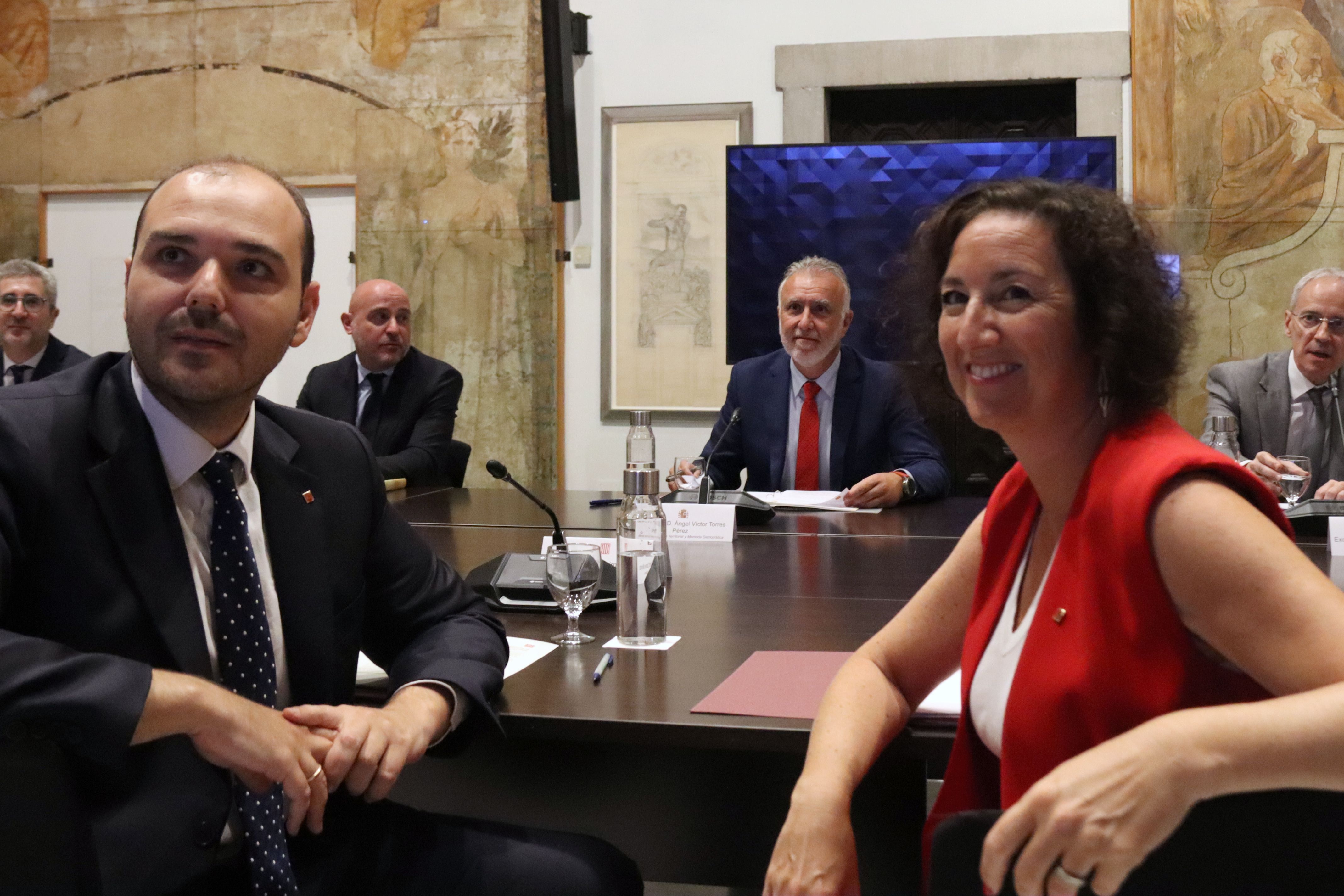 El ministre Ángel Victor Torres i els consellers Alícia Romero i Albert Dalmau presideixen la reunió de la comissió bilateral aquest dilluns | Nico Tomás (ACN) El ministre Ángel Victor Torres i els consellers Alícia Romero i Albert Dalmau presideixen la reunió de la comissió bilateral aquest dilluns | Nico Tomás (ACN)