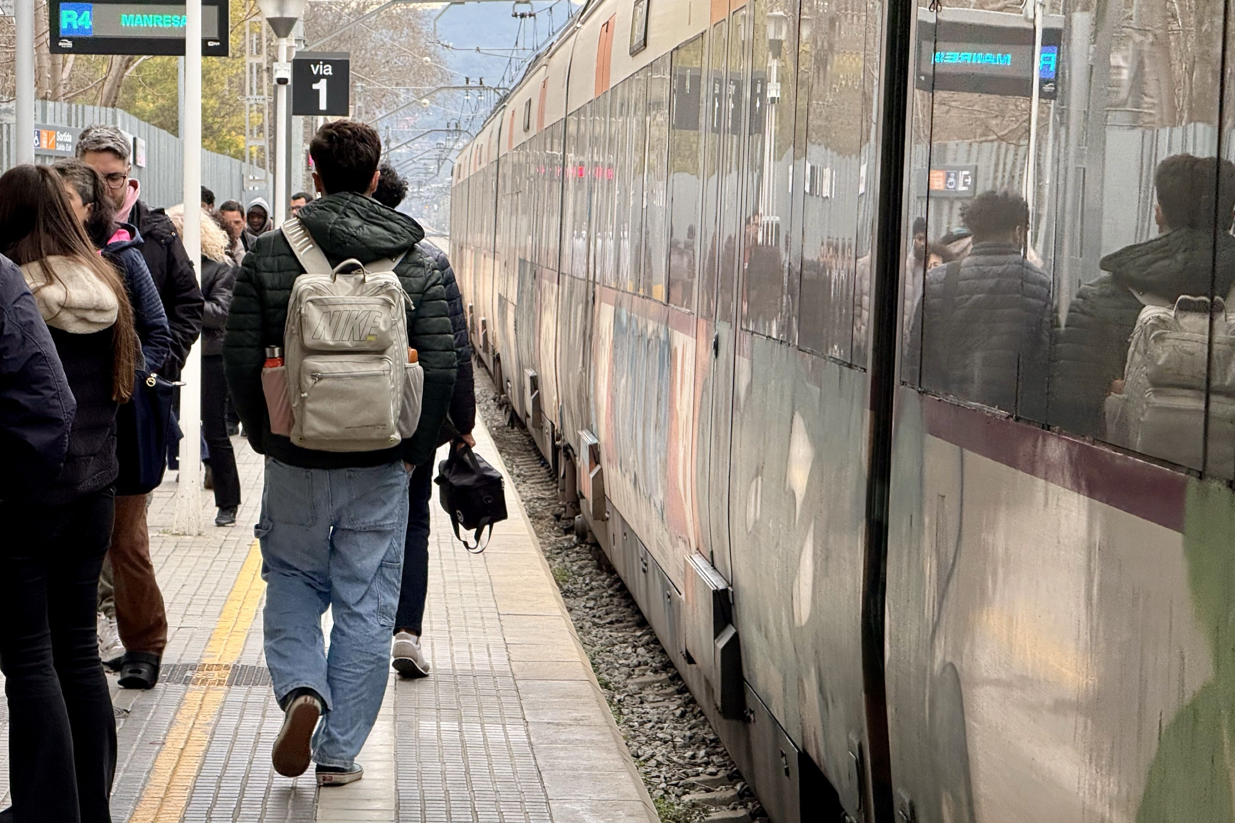 Un tren aturat a l'andana de l'estació de Rodalies de Cerdanyola del Vallès a l'espera de tenir autorització per seguir la marxa | ACN Un tren aturat a l'andana de l'estació de Rodalies de Cerdanyola del Vallès a l'espera de tenir autorització per seguir la marxa | ACN