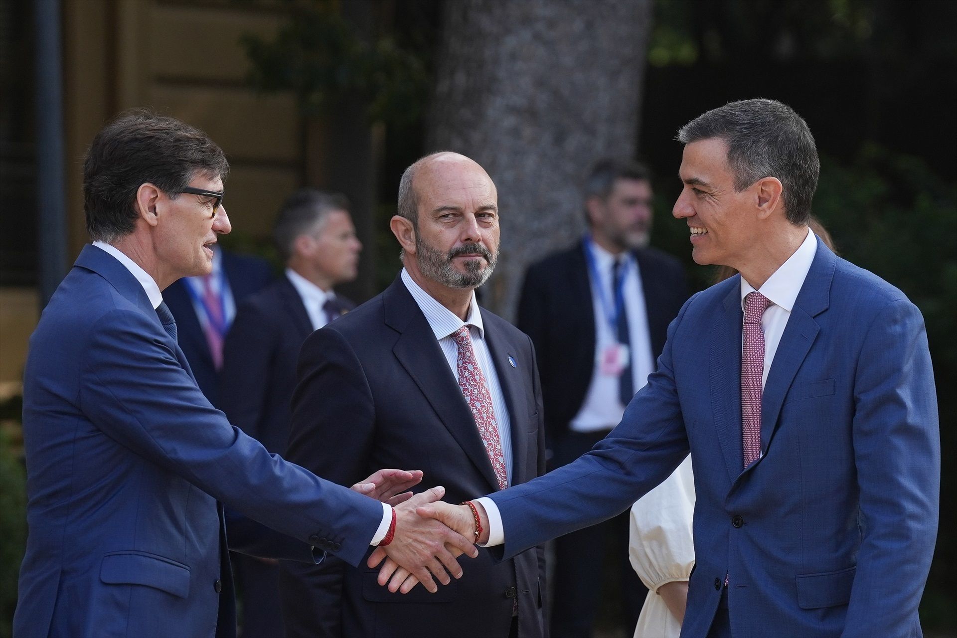 El president de la Generalitat, Salvador Illa, saluda el president del govern espanyol, Pedro Sánchez, a la XXVIII Conferència de Presidents celebrada al Palau de Pedralbes | Europa Press El president de la Generalitat, Salvador Illa, saluda el president del govern espanyol, Pedro Sánchez, a la XXVIII Conferència de Presidents celebrada al Palau de Pedralbes | Europa Press