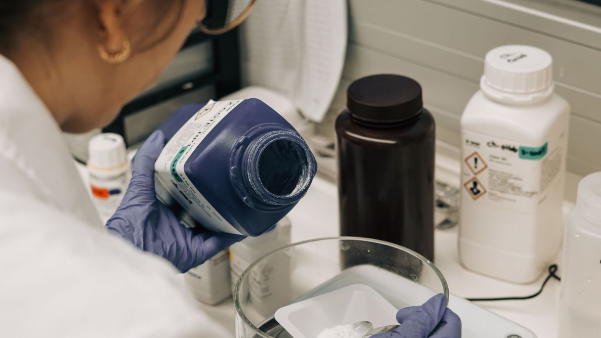 Una profesional de Roka Furadada trabajando en el laboratorio | Cedida Una profesional de Roka Furadada trabajando en el laboratorio | Cedida