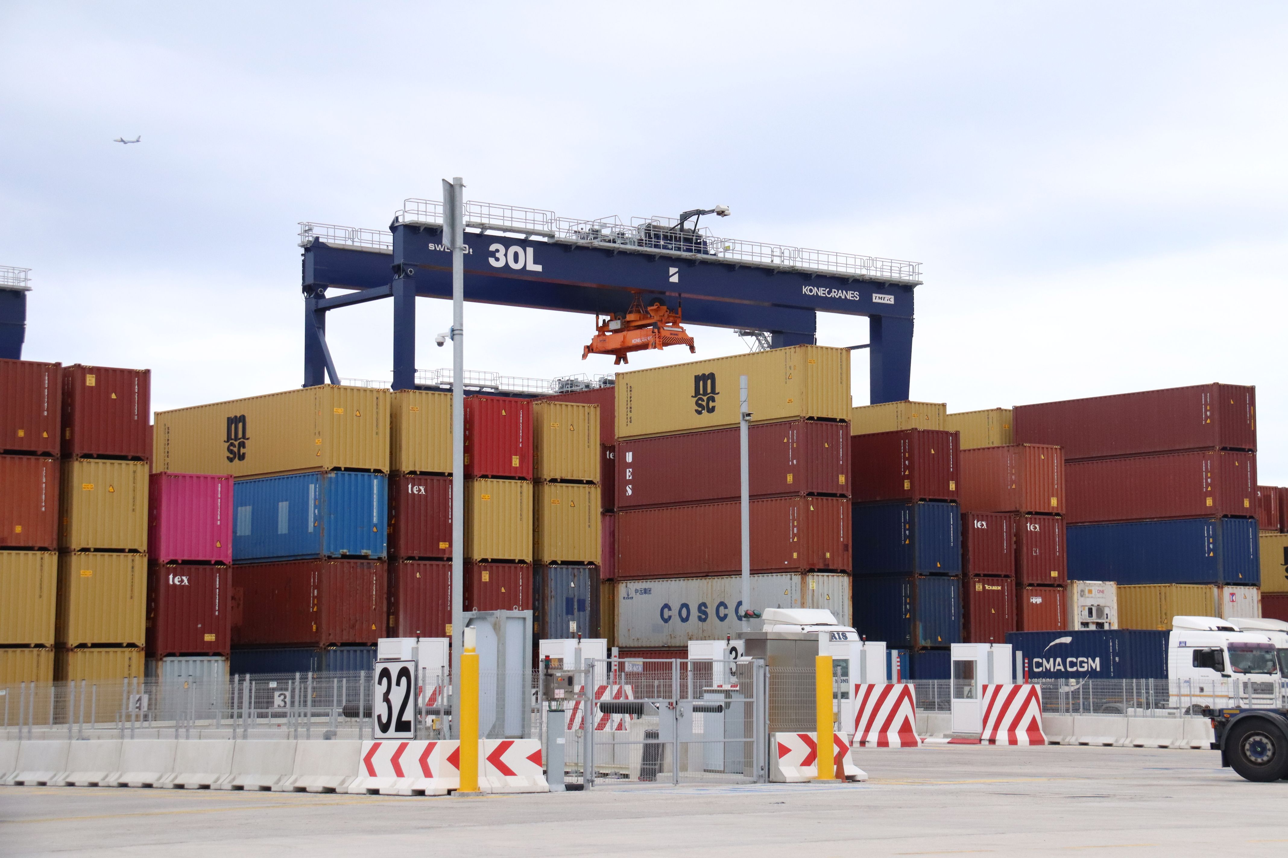 Punts semiautomatitzats movent contenidors a la terminal BEST del port de Barcelona | Aina Martí / ACN