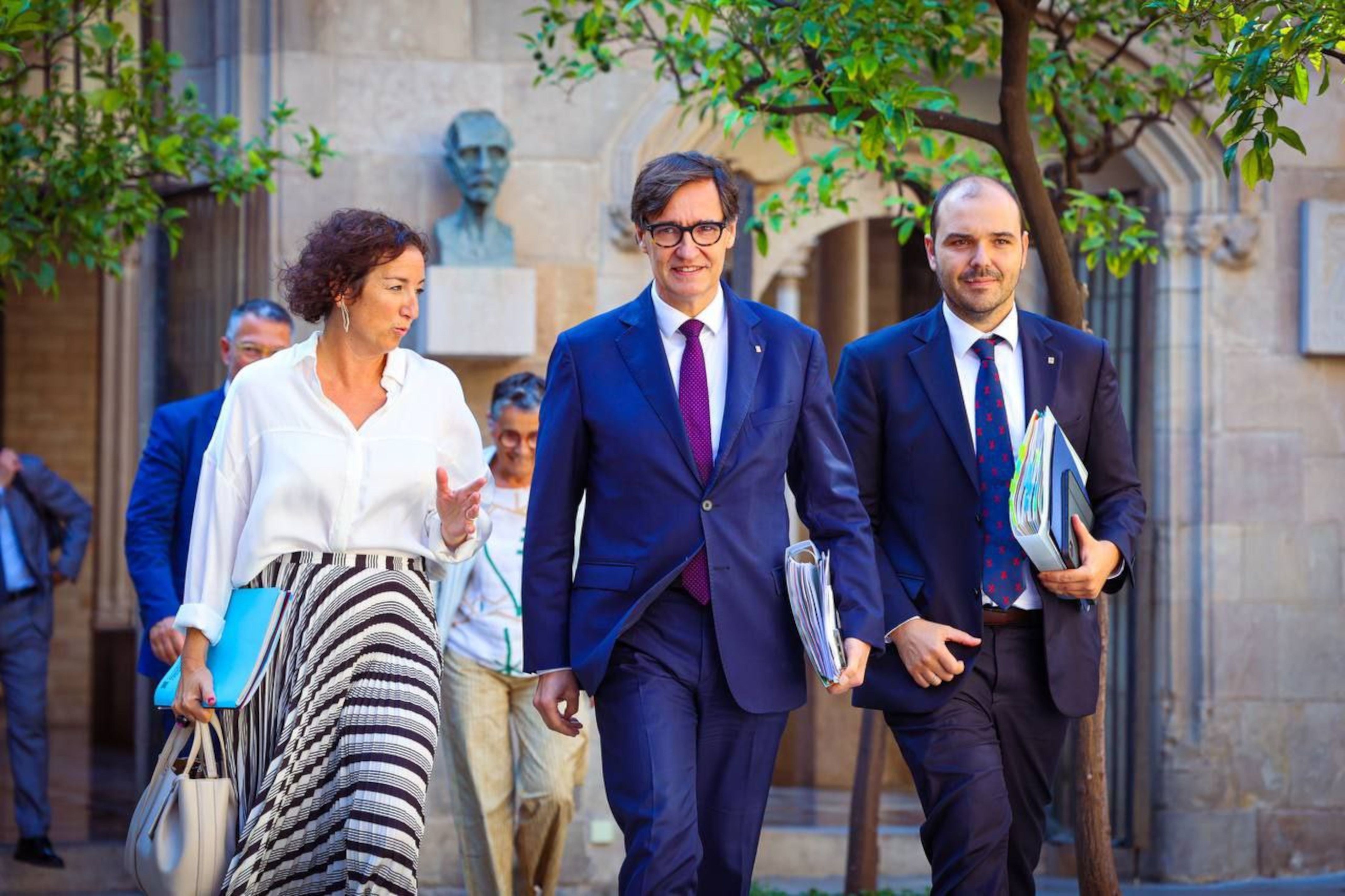 El president de la Generalitat, Salvador Illa, la consellera d'Economia, Alícia Romero, i el conseller de la Presidència, Albert Dalmau, es dirigeixen a la reunió del Consell Exectiu | ACN El president de la Generalitat, Salvador Illa, la consellera d'Economia, Alícia Romero, i el conseller de la Presidència, Albert Dalmau, es dirigeixen a la reunió del Consell Exectiu | ACN