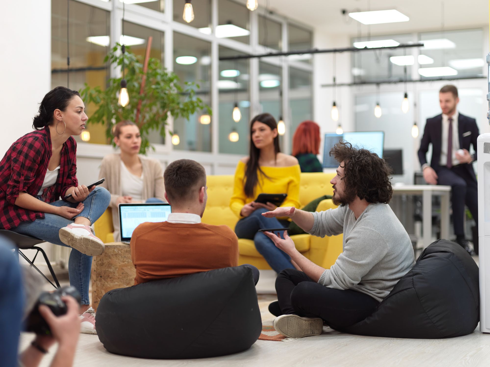 Treballadors reunits informalment en una oficina | .shock / iStock Treballadors reunits informalment en una oficina | .shock / iStock