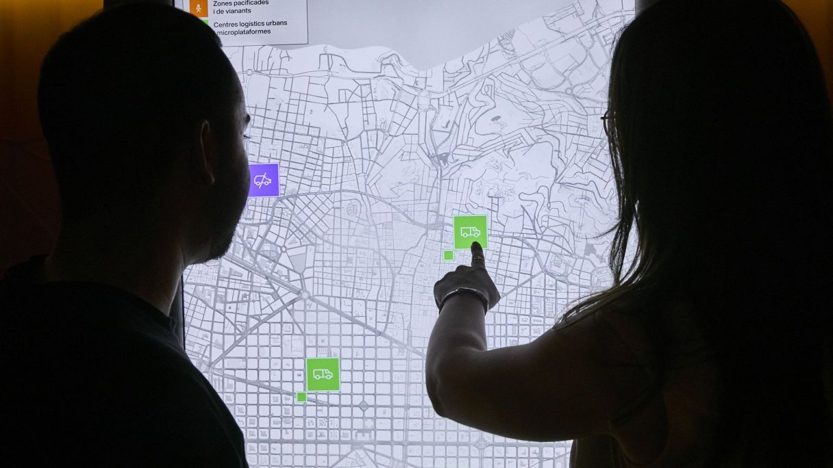 Dos visitants interactuen amb la instal·lació 'Mind your delivery!' d'EIT Urban Mobility | Cedida Dos visitants interactuen amb la instal·lació 'Mind your delivery!' d'EIT Urban Mobility | Cedida