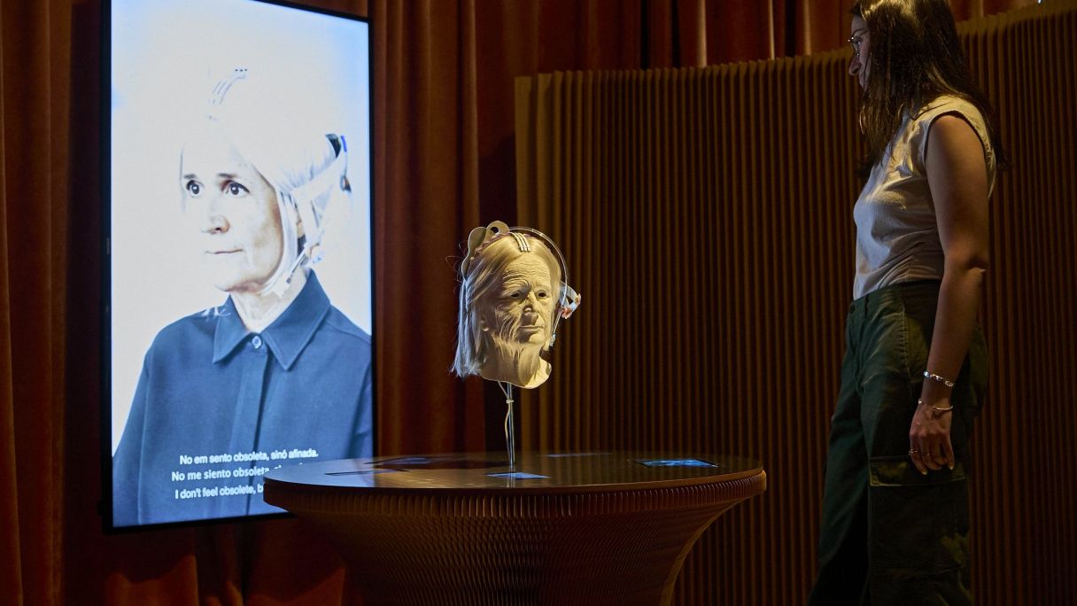 L'obra 'Somoure', de Mónica Rikić, reflexiona sobre el futur dels robots assistencials | Cedida L'obra 'Somoure', de Mónica Rikić, reflexiona sobre el futur dels robots assistencials | Cedida