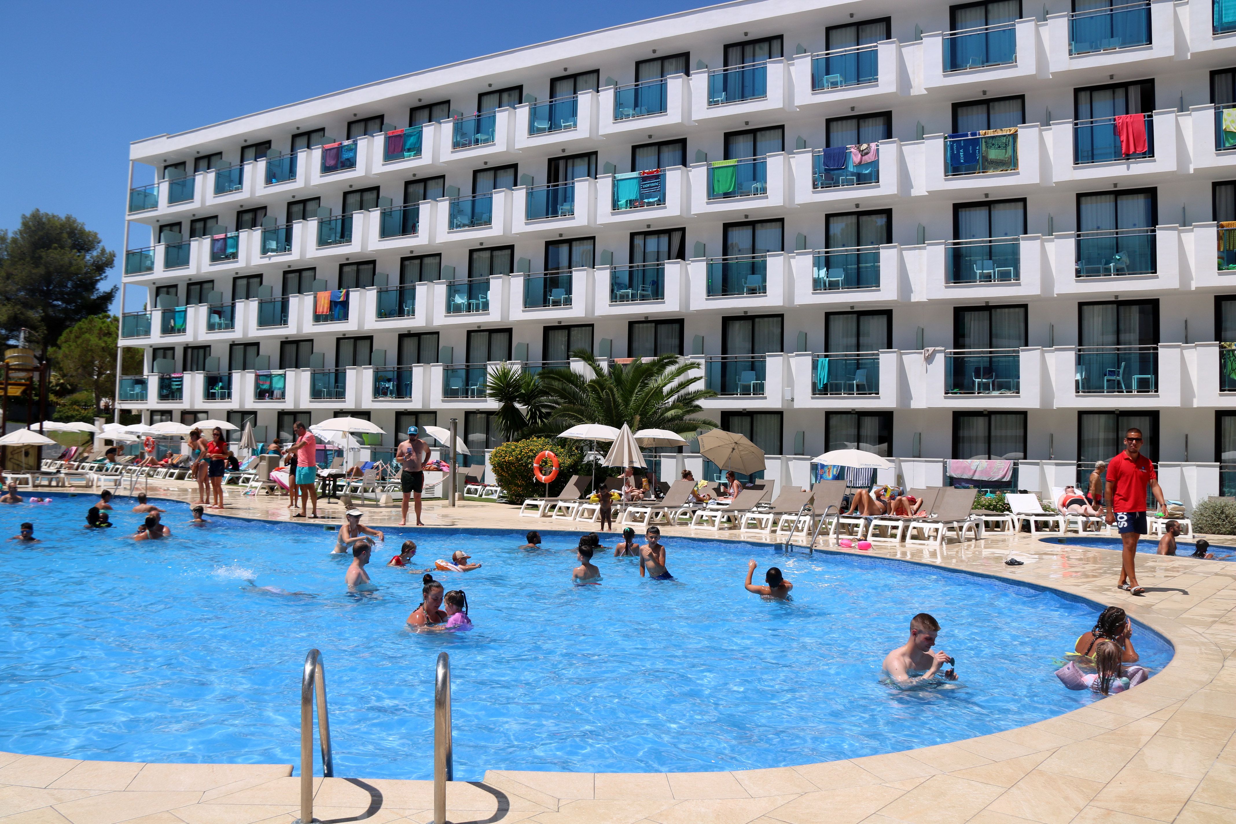 Turistes banyant-se a la piscina d'un hotel de la Costa Daurada, a Vila-seca | Cedida Turistes banyant-se a la piscina d'un hotel de la Costa Daurada, a Vila-seca | Cedida