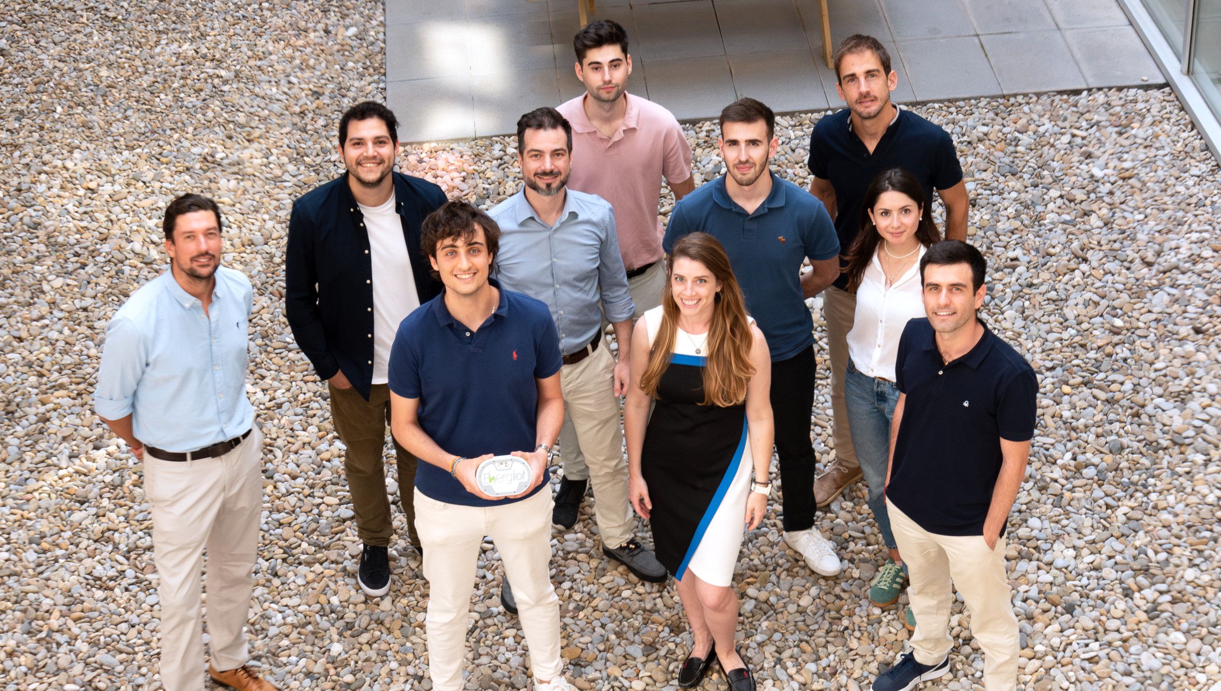 L'equip d'Energiot, amb un dels dispositius IoT que dissenya la companyia | Cedida L'equip d'Energiot, amb un dels dispositius IoT que dissenya la companyia | Cedida