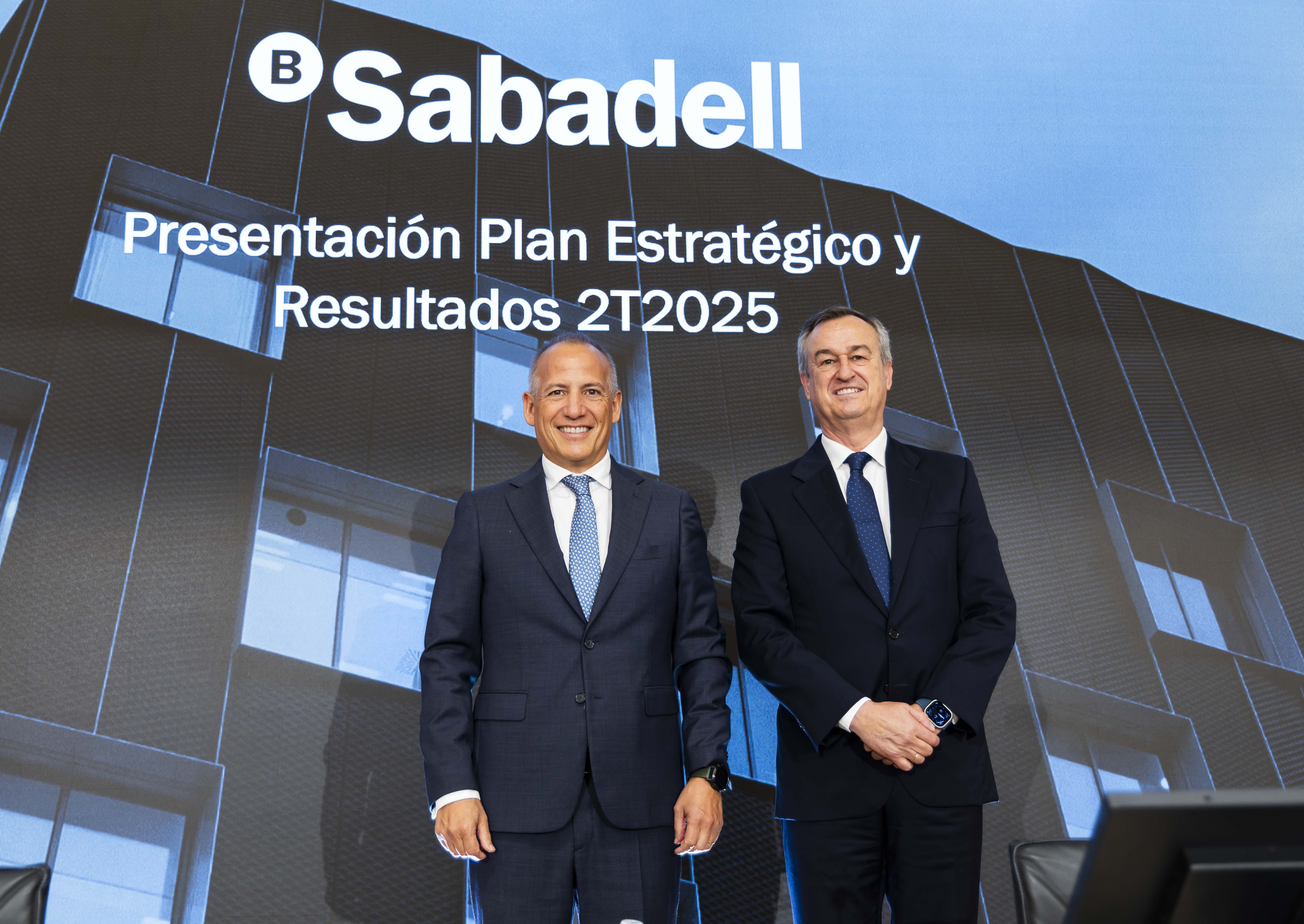 Sergio Palavecino i César González-Bueno durant la presentació del pla estratègic i resultats del Banc Sabadell | Cedida Sergio Palavecino i César González-Bueno durant la presentació del pla estratègic i resultats del Banc Sabadell | Cedida