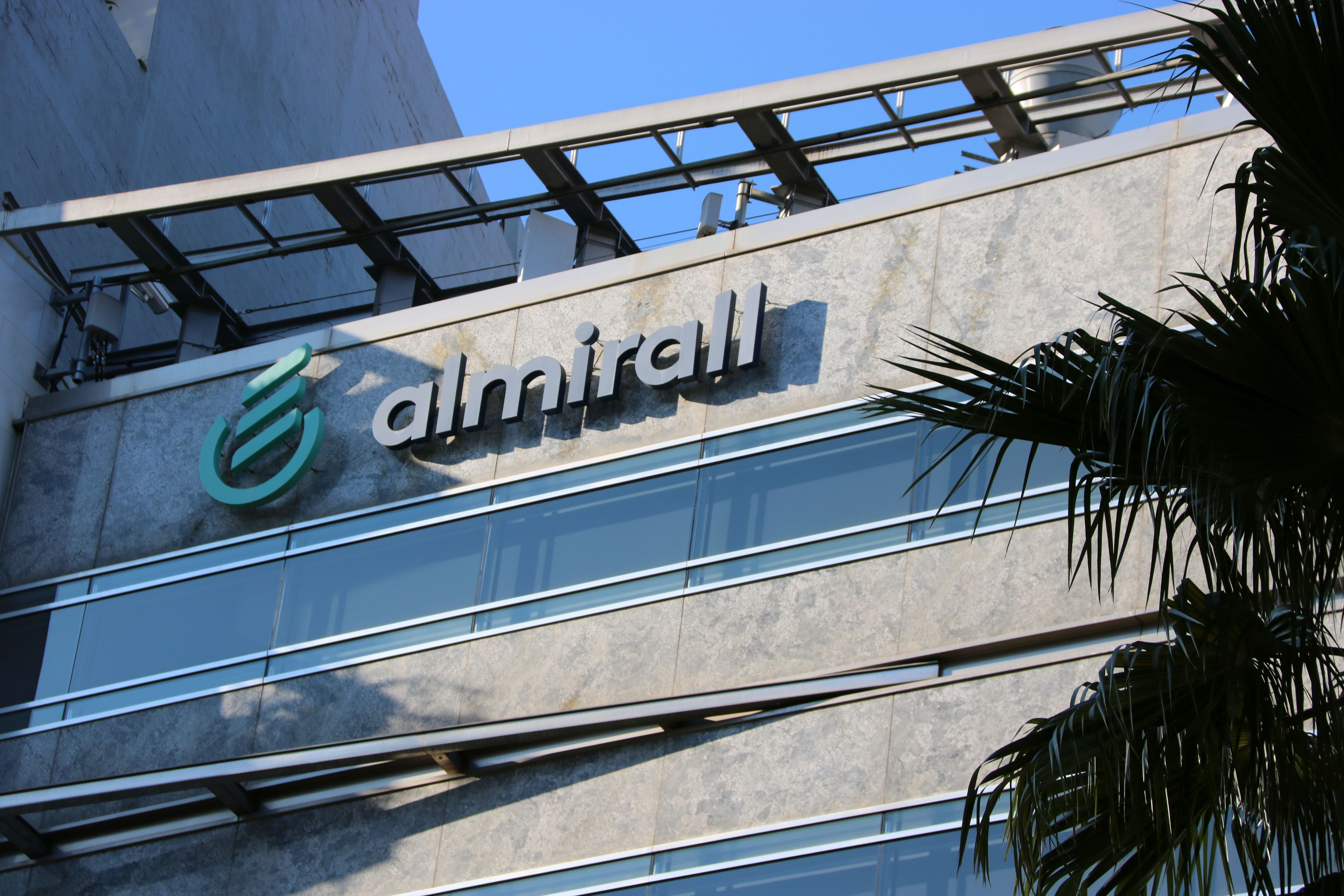 Logotip d'Almirall a l'edifici de l'empresa a Barcelona | Maria Asmarat / ACN Logotip d'Almirall a l'edifici de l'empresa a Barcelona | Maria Asmarat / ACN