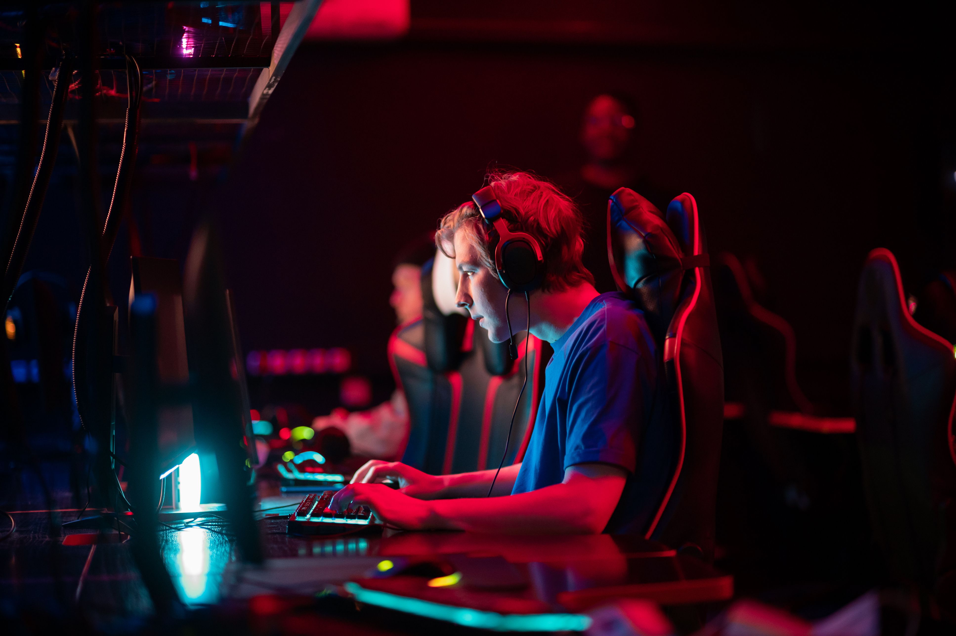 Jugador professional d'eSports durant un torneig en línia | iStock
