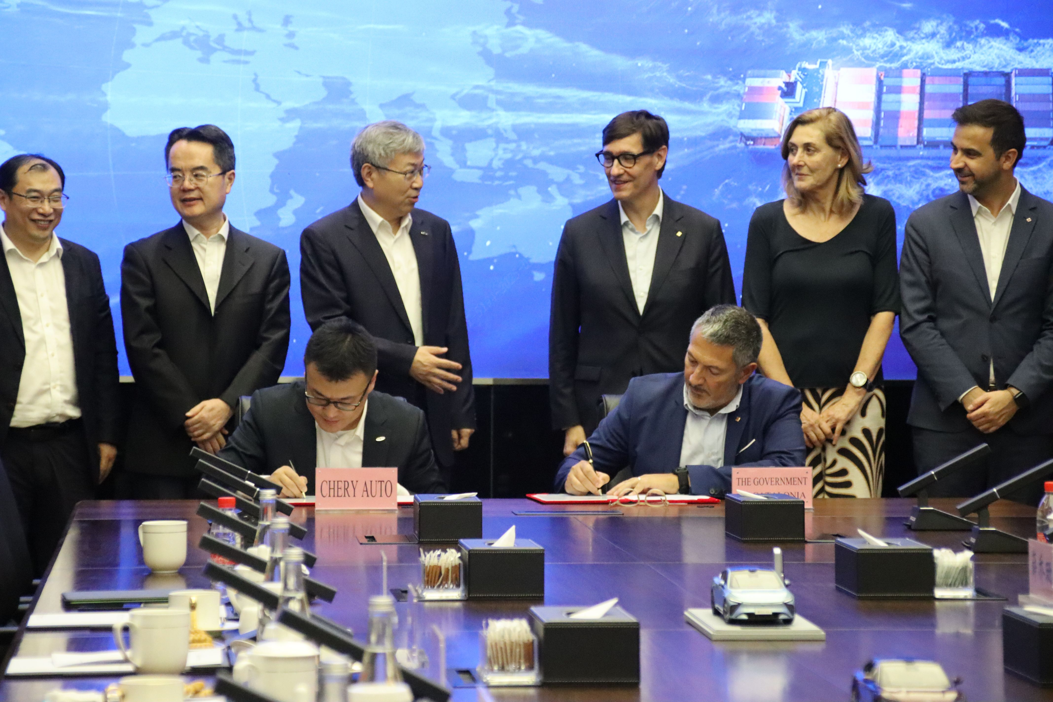 El president de la Generalitat, Salvador Illa, i el president de Chery, Yin Tongyue, observant com el conseller d'Empresa, Miquel Sàmper, i el vicepresident de Chery, Zhang Shengshan signen un acord | iStock