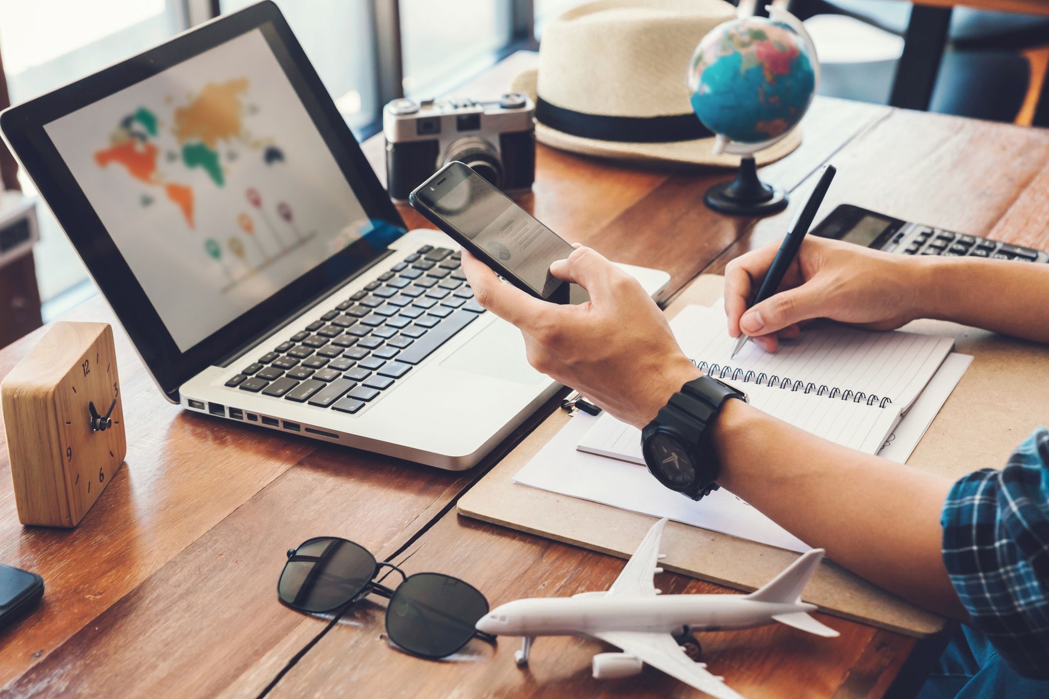 Persona planificant les seves vacances per ordinador | iStock Persona planificant les seves vacances per ordinador | iStock