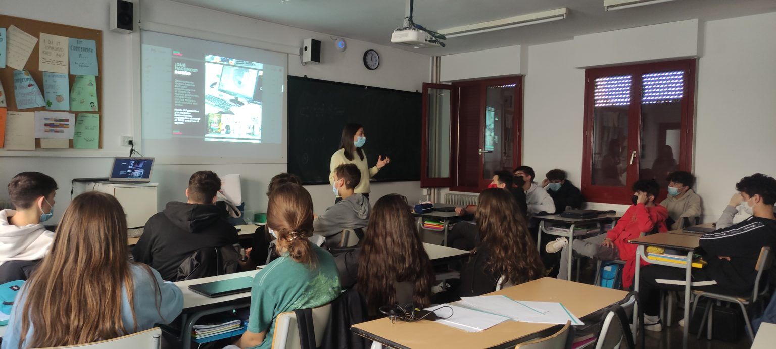 Andrea Carandell amb un grup d’alumnes de 4rt d’ESO de l’escola Sagrat Cor de Centelles | Cedida Andrea Carandell amb un grup d’alumnes de 4rt d’ESO de l’escola Sagrat Cor de Centelles | Cedida