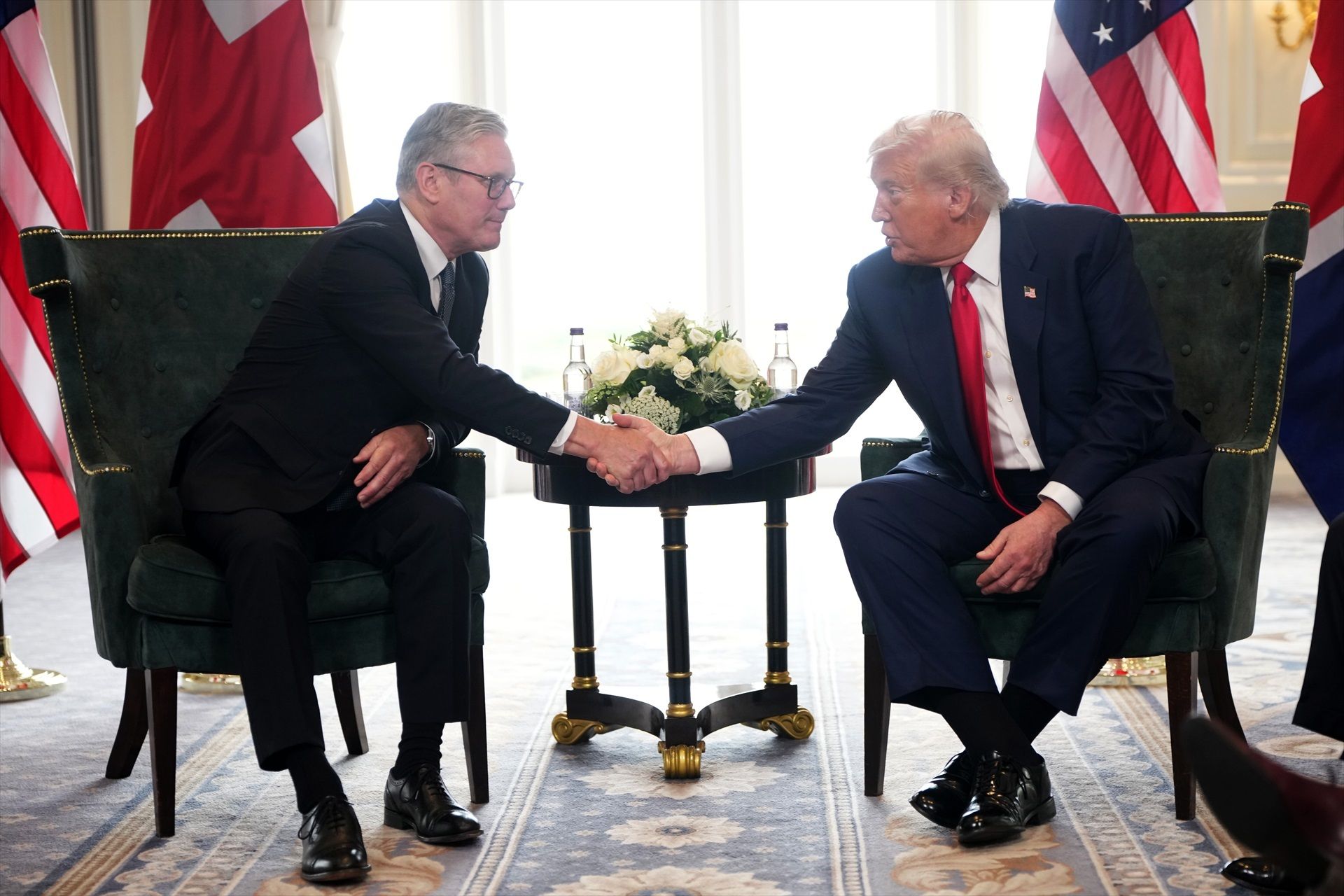 El primer ministre britànic, Keir Starmer, i el president dels Estats Units, Donald Trump, segellen el nou acord comercial entre els dos països a Escòcia | Europa Press