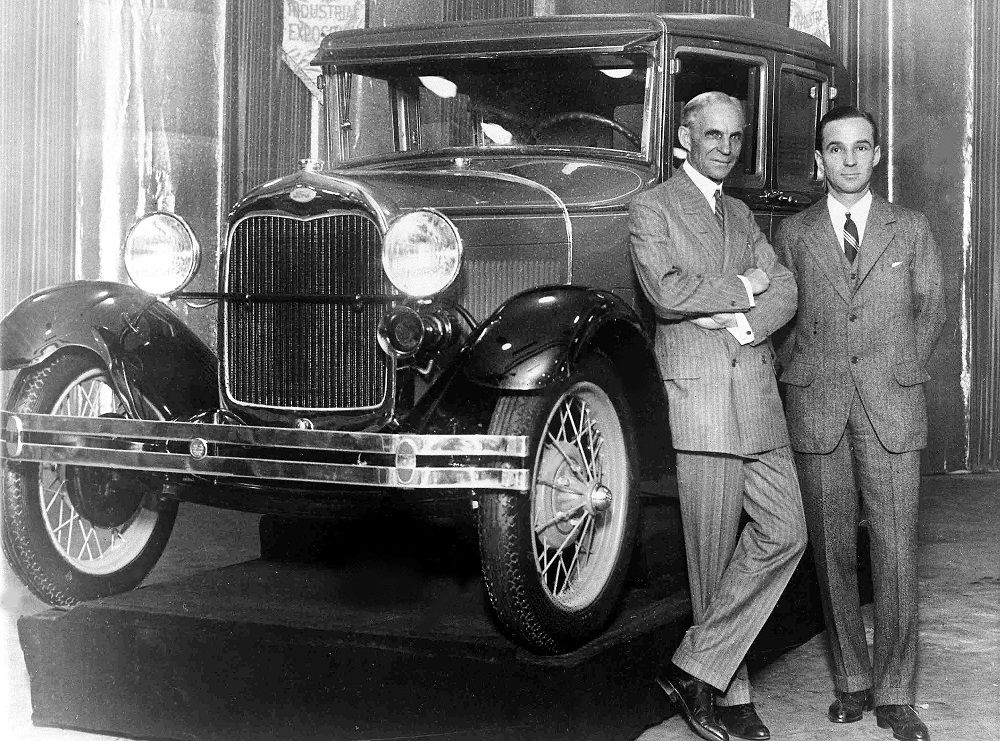 Henry Ford (izquierda), con su hijo Edsel y el modelo Ford A | AP