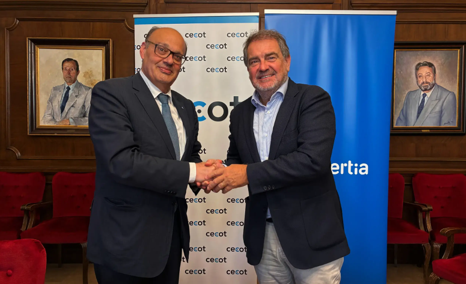 Xavier Panes i Ignasi Pietx signen la nova aliança entre la Cecot i Comertia | Cedida Xavier Panes i Ignasi Pietx signen la nova aliança entre la Cecot i Comertia | Cedida