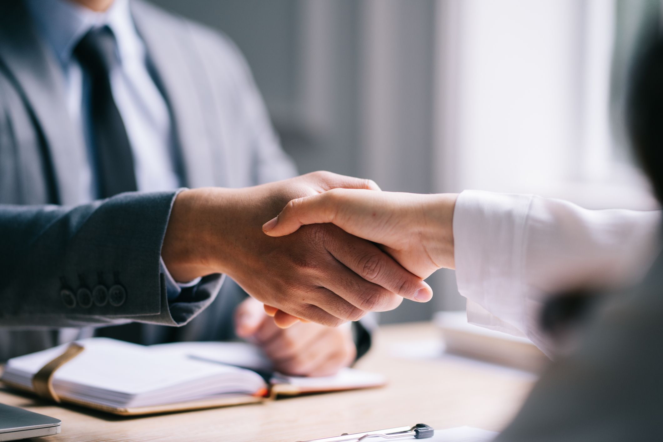 Un empresari arriba a un acord amb un empleat | iStock Un empresari arriba a un acord amb un empleat | iStock