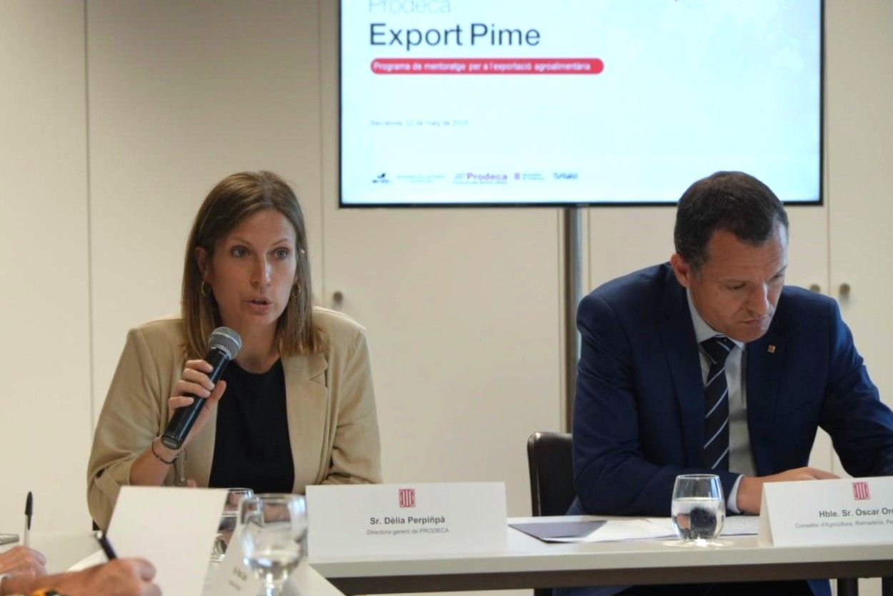 La directora de Prodeca, Dèlia Perpiñà, amb el conseller d’Agricultura, Ramaderia, Pesca i Alimentació, Òscar Ordeig, durant la presentació del programa Prodeca Export Pime | Prodeca La directora de Prodeca, Dèlia Perpiñà, amb el conseller d’Agricultura, Ramaderia, Pesca i Alimentació, Òscar Ordeig, durant la presentació del programa Prodeca Export Pime | Prodeca