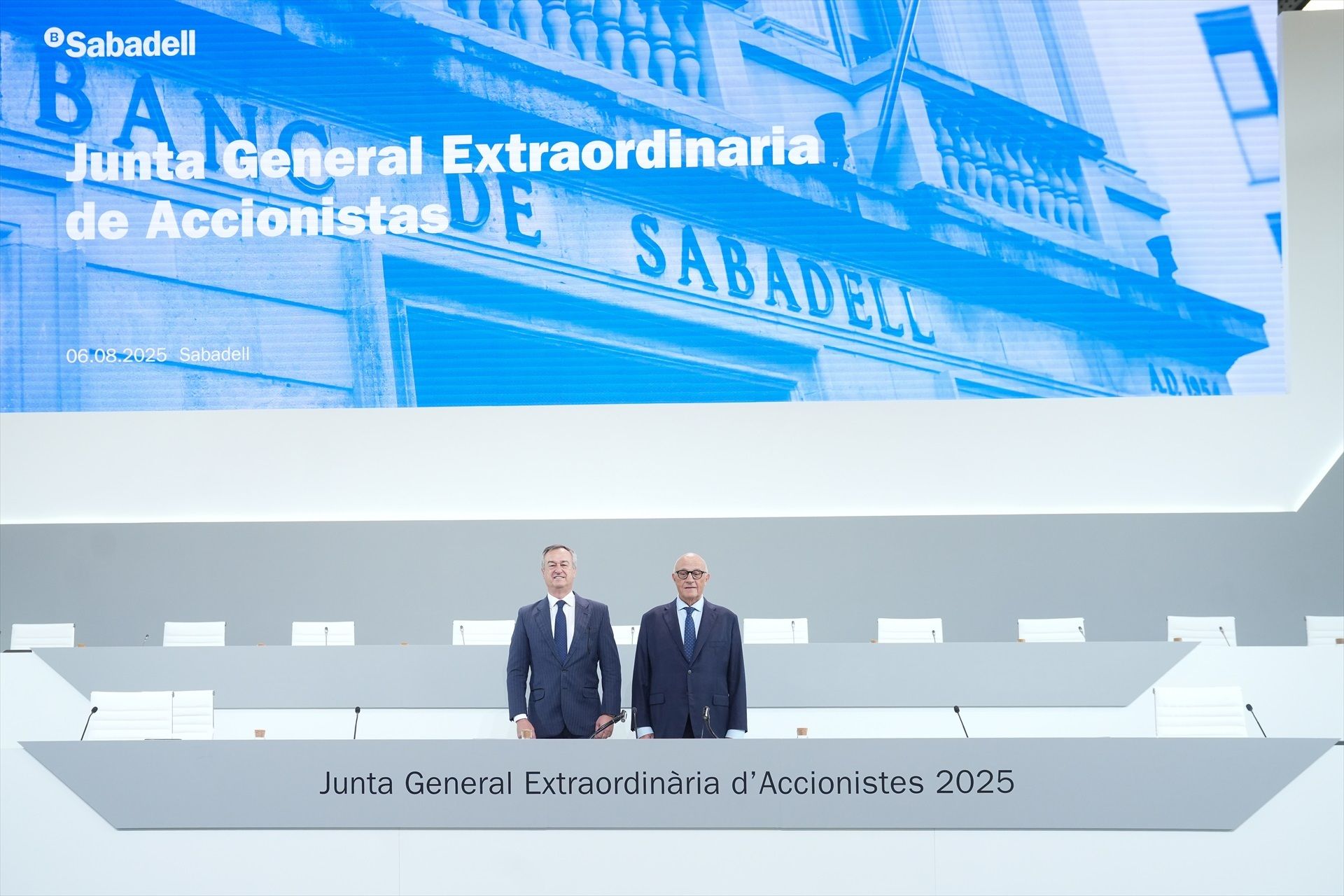 El conseller delegat del Banc Sabadell, César González-Bueno, i el president, Josep Oliu | Europa Press