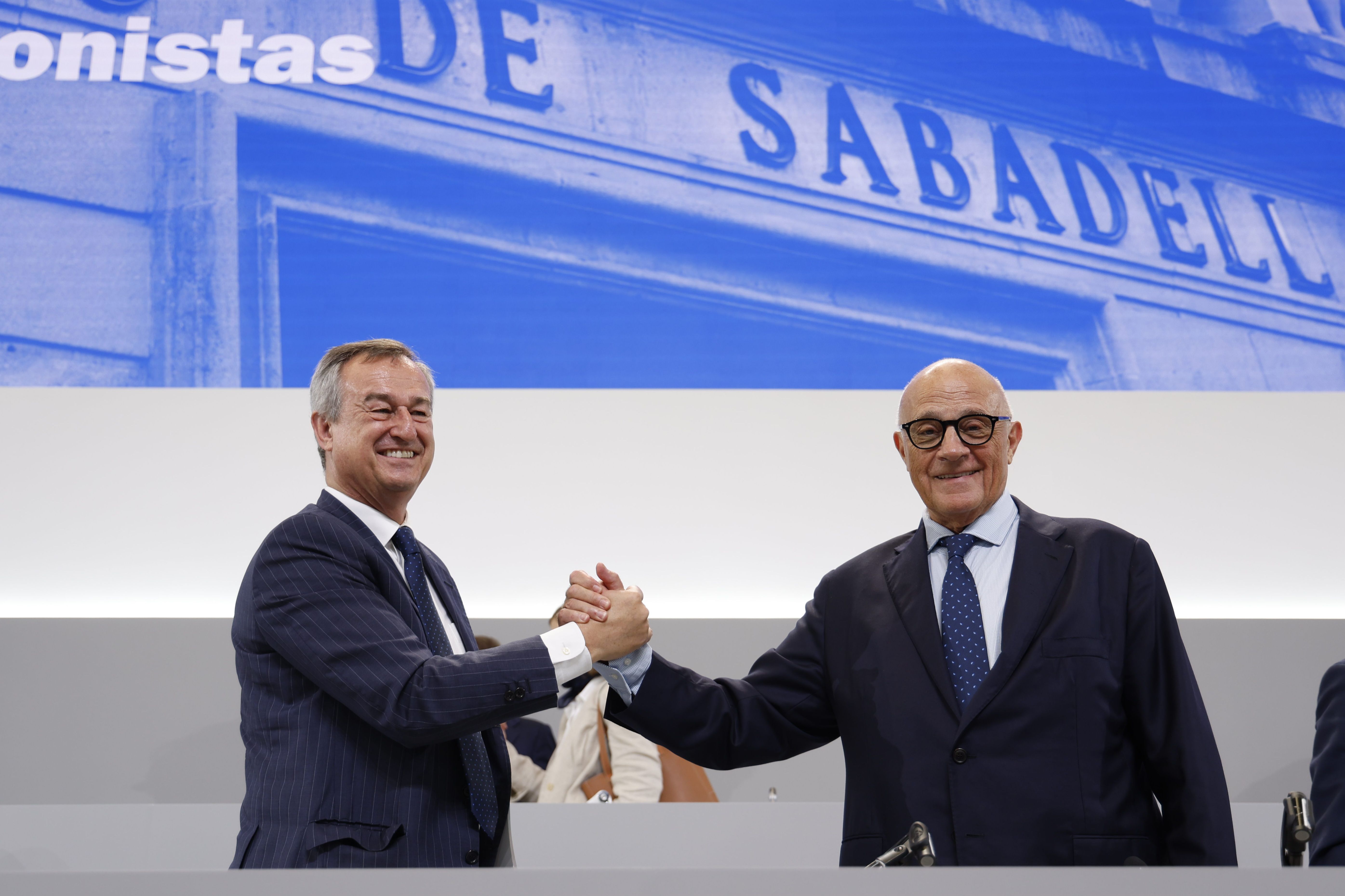El conseller delegat del Banc Sabadell, César González-Bueno, i el president de l'entitat, Josep Oliu, celebren el resultat de la doble junta extraordinària | Cedida