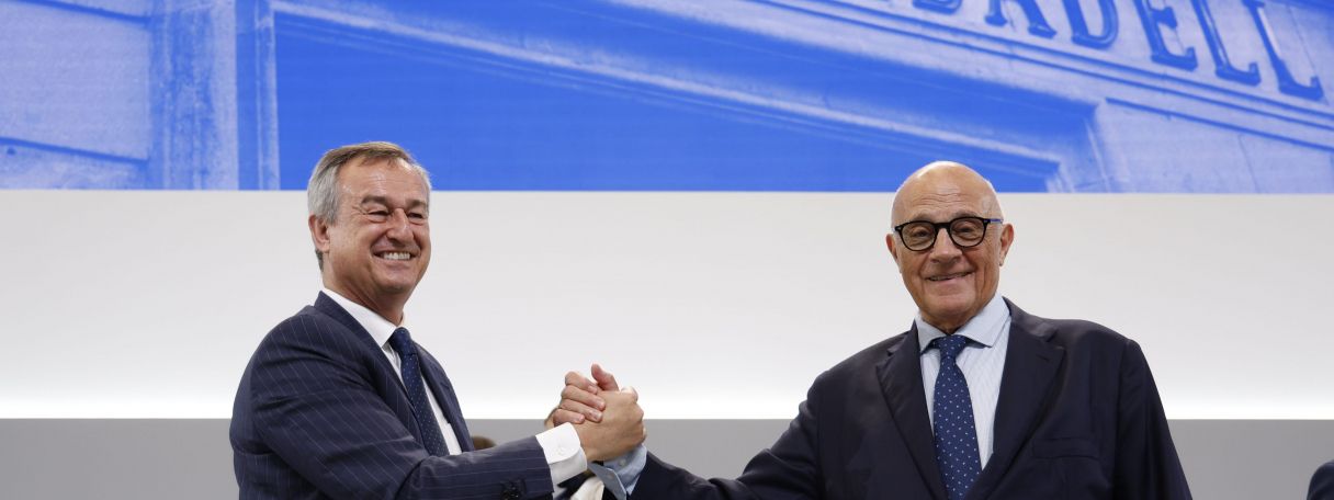 El conseller delegat del Banc Sabadell, César González-Bueno, i el president de l'entitat, Josep Oliu, celebren el resultat de la doble junta extraordinària | Cedida