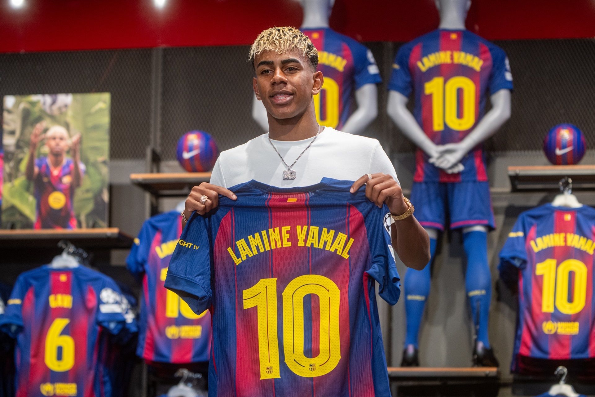 Lamine Yamal mostra el seu nou dorsal després de renovar amb el Barça | Europa Press