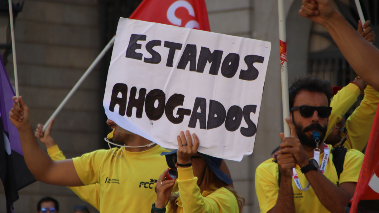 Pancarta i xiulets de protesta a la plaça de Sant Jaume | ACN Pancarta i xiulets de protesta a la plaça de Sant Jaume | ACN