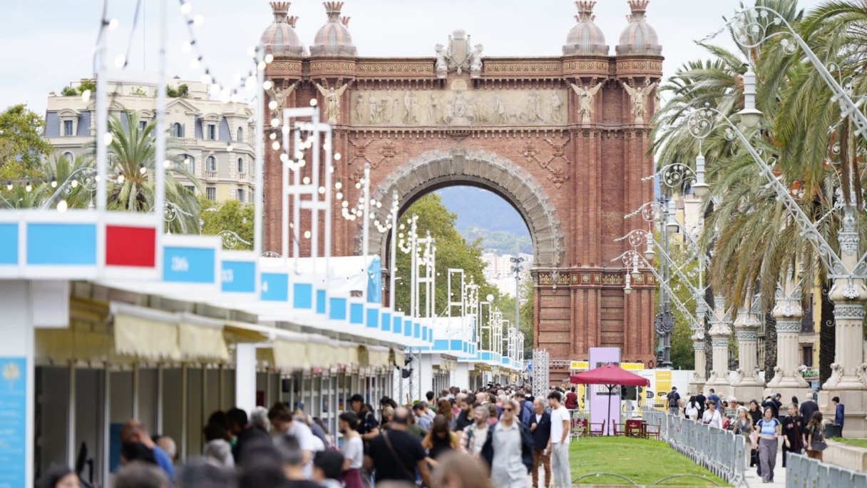 El paseo de Lluís Companys hierve de actividad durante La Setmana. | Barcelona Llibres